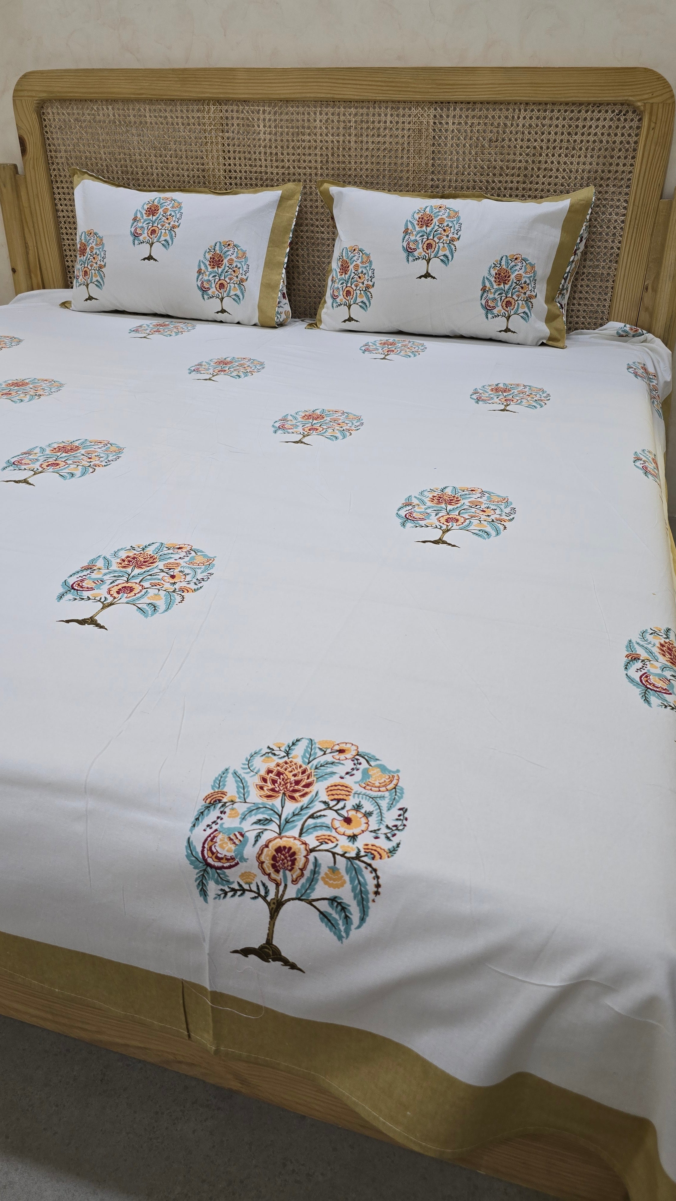 GULZAR BEDSHEET WITH TWO REVERSIBLE PILLOW COVERS