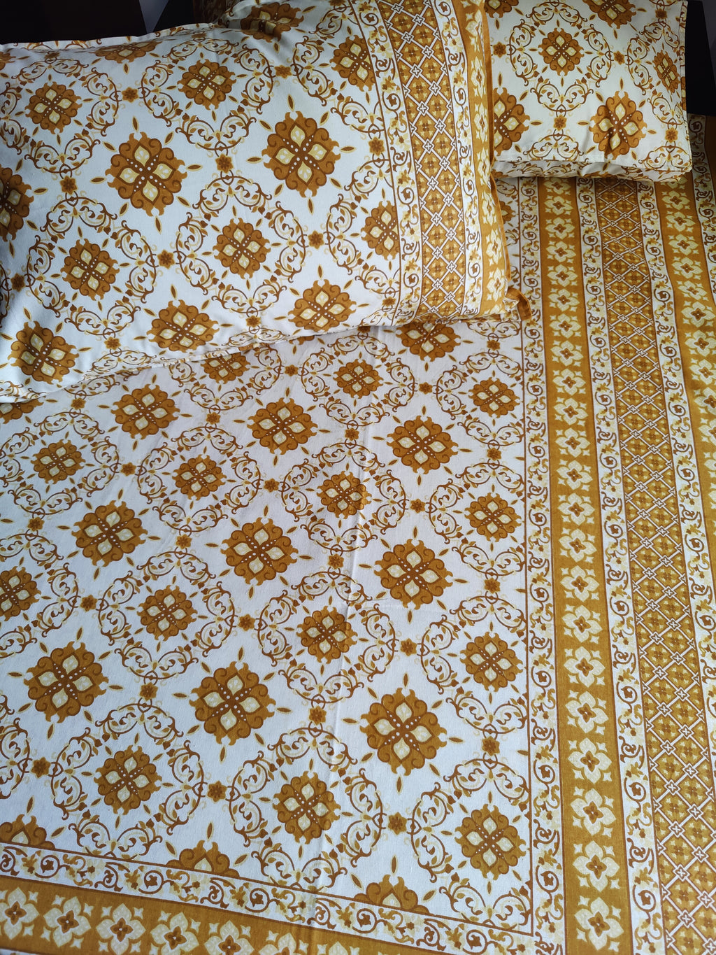 SHALIMAR BEDSHEET WITH TWO REVERSIBLE PILLOW COVERS