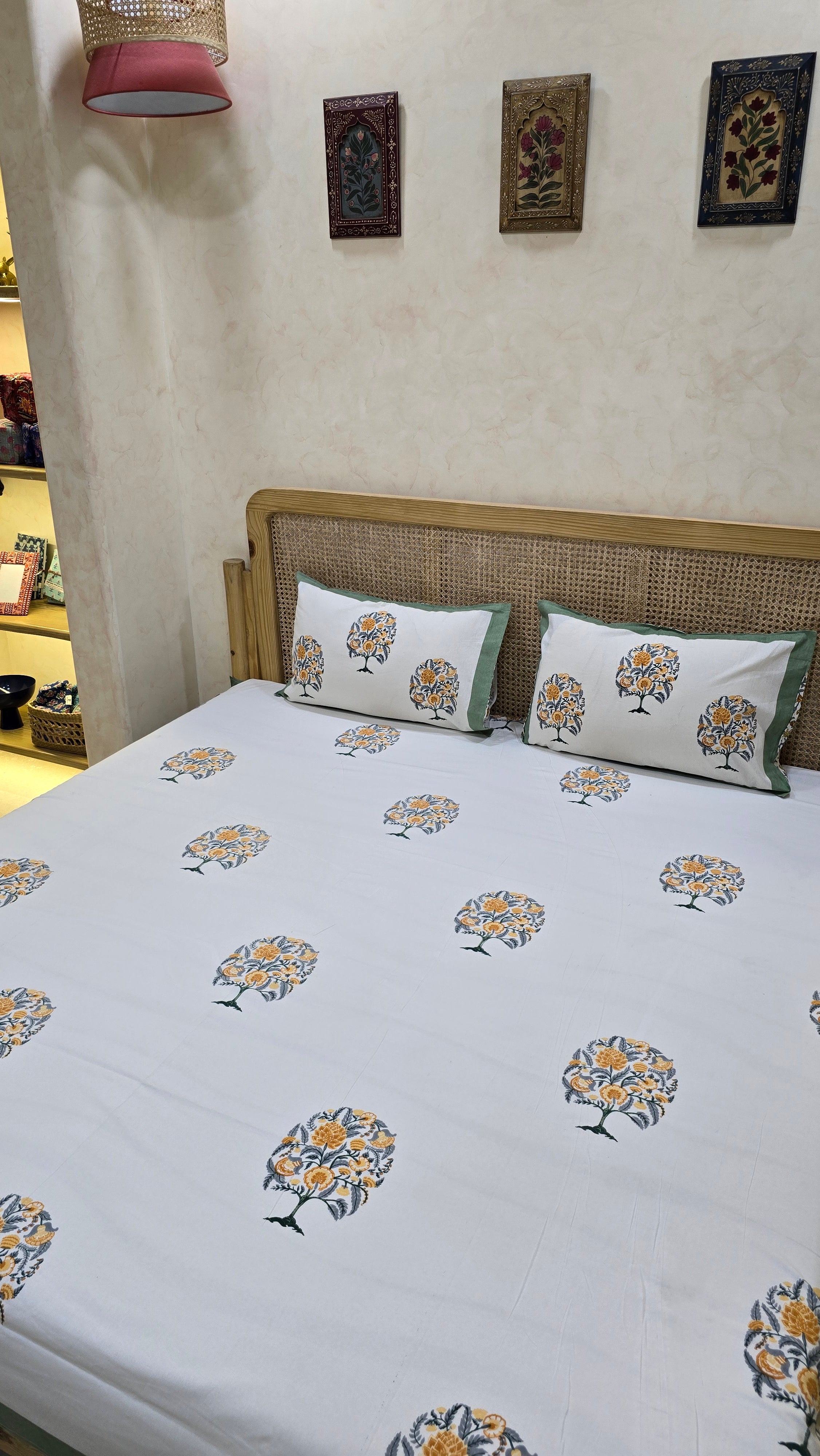 GULZAR BEDSHEET WITH TWO REVERSIBLE PILLOW COVERS