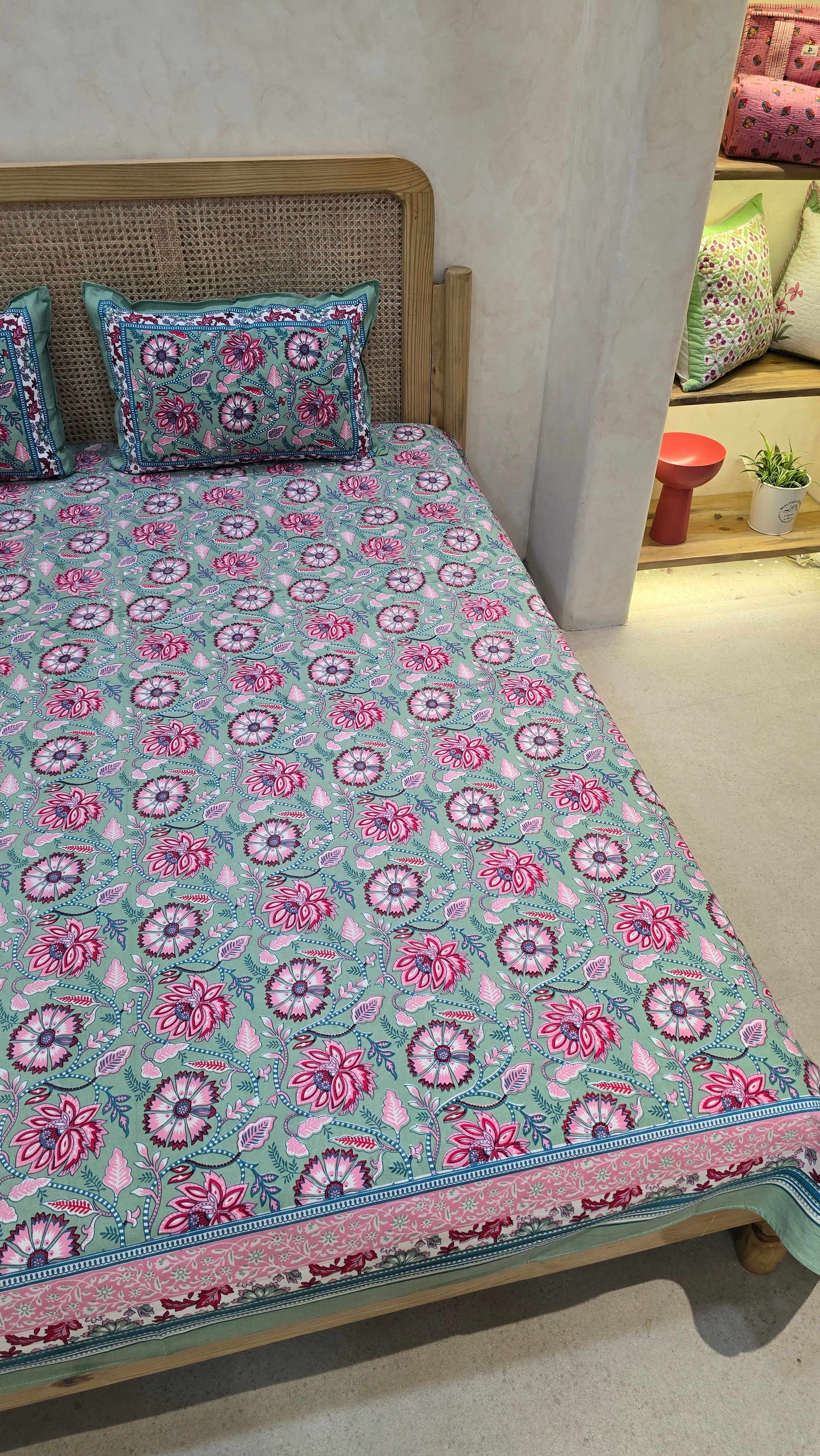 RANGREZ BEDSHEET WITH TWO REVERSIBLE PILLOW COVERS