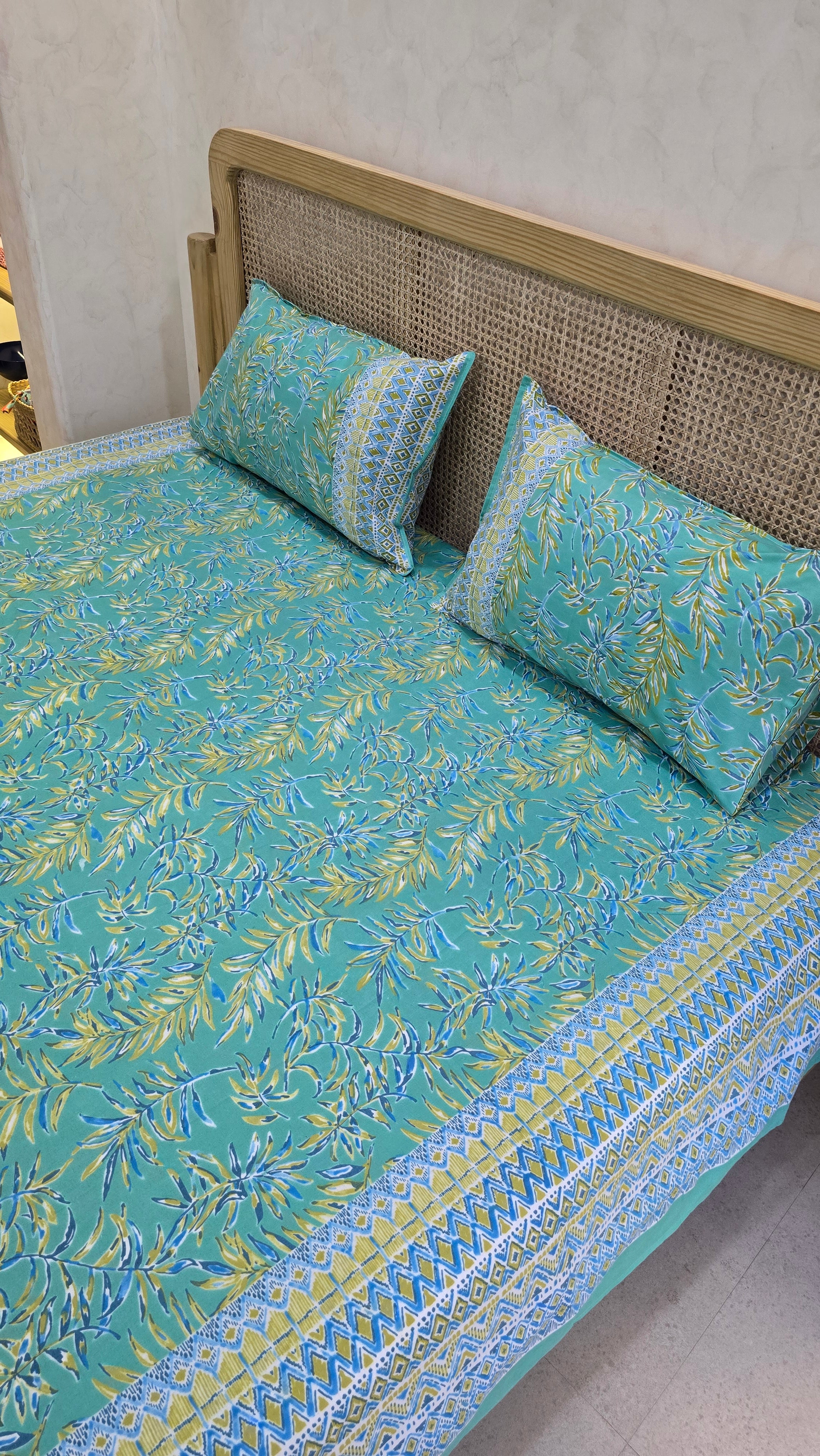 RANGREZ BEDSHEET WITH TWO REVERSIBLE PILLOW COVERS