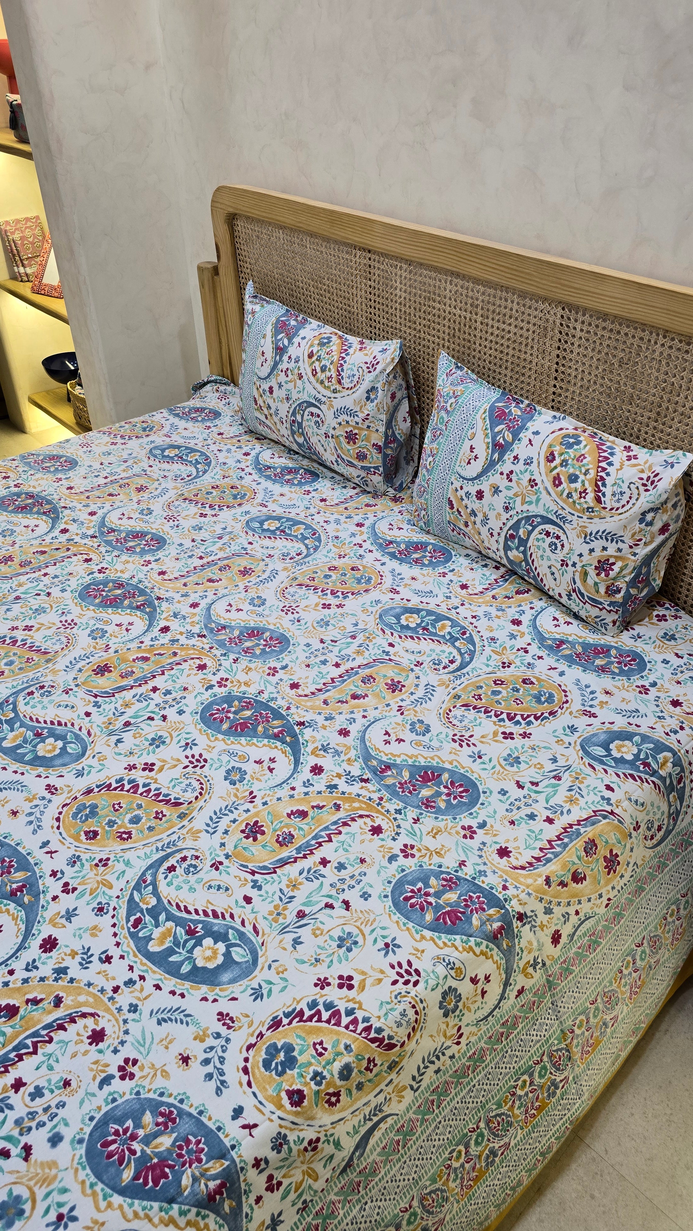 RANGREZ BEDSHEET WITH TWO REVERSIBLE PILLOW COVERS