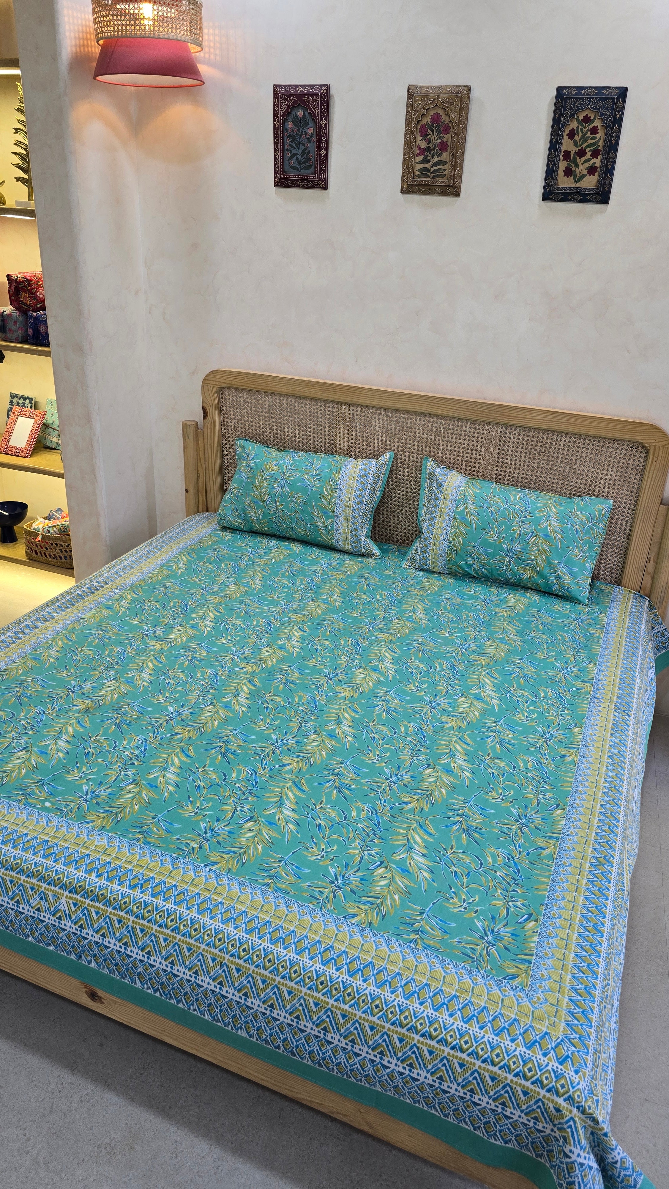 RANGREZ BEDSHEET WITH TWO REVERSIBLE PILLOW COVERS