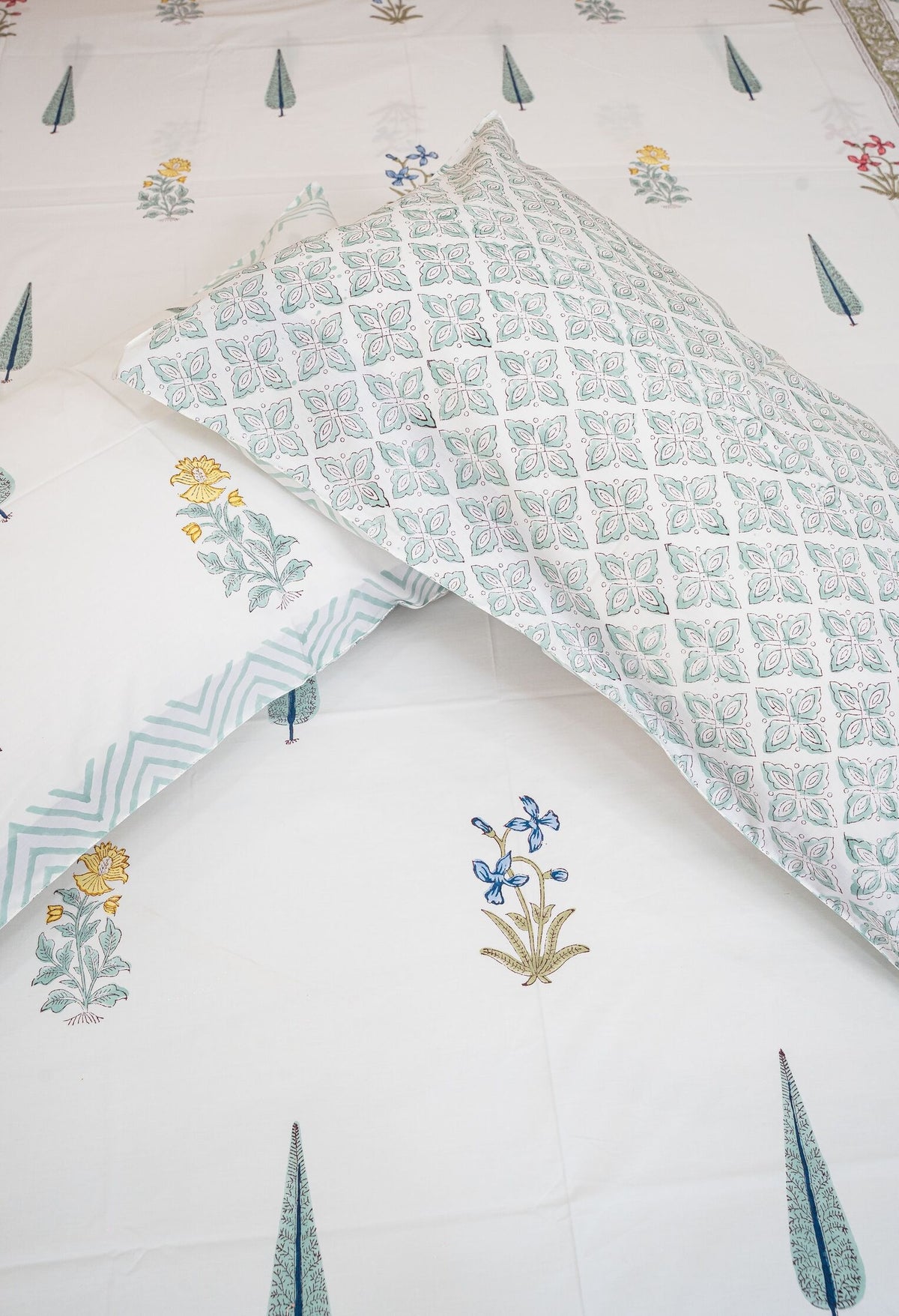 HANDBLOCK PRINTED BEDSHEET WITH TWO REVERSIBLE PILLOW COVERS