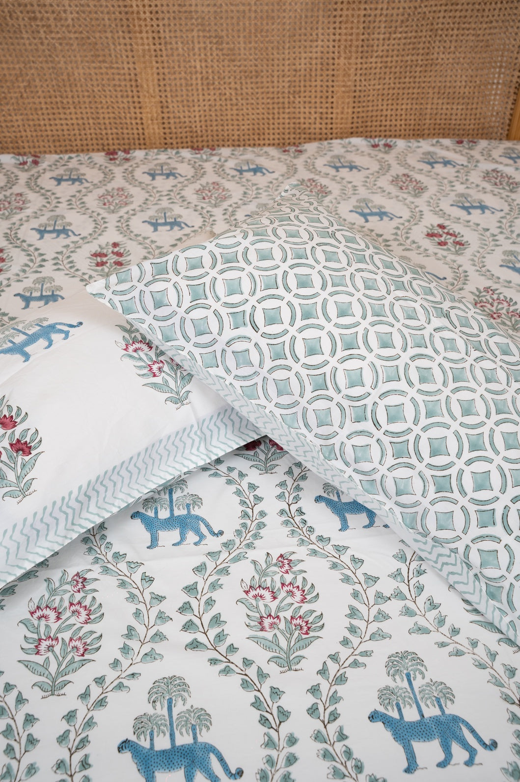 HANDBLOCK PRINTED BEDSHEET WITH TWO REVERSIBLE PILLOW COVERS