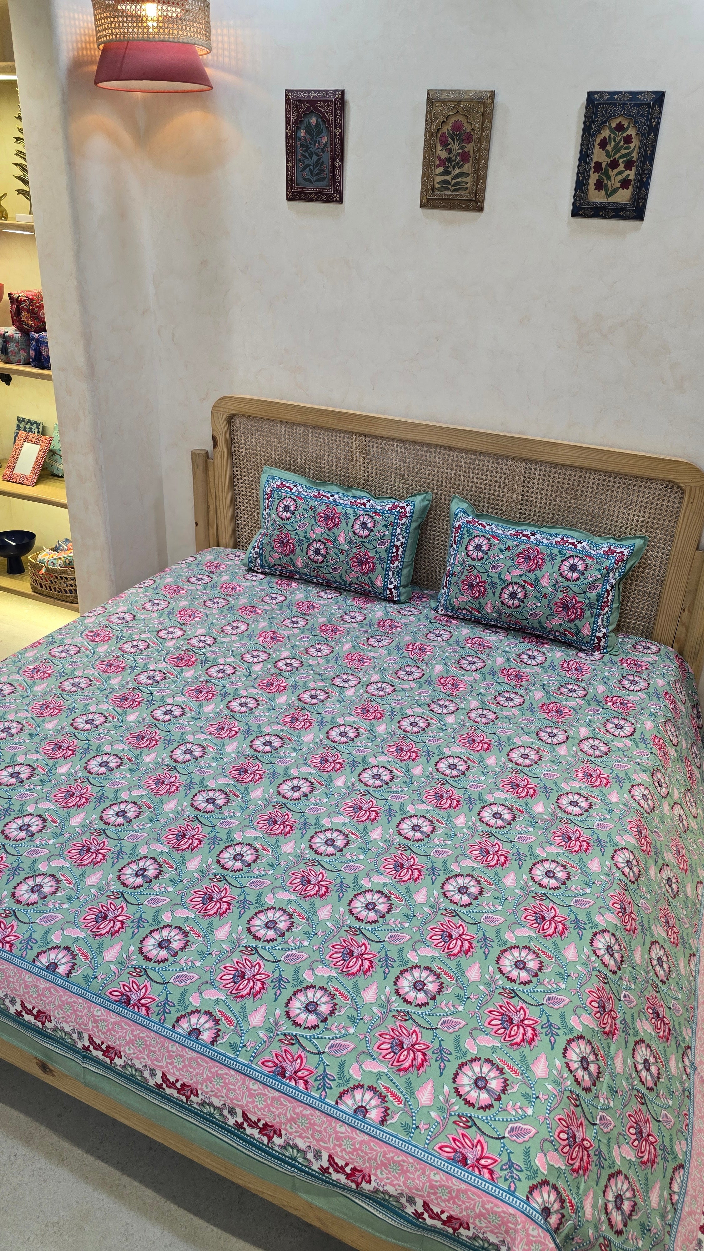 RANGREZ BEDSHEET WITH TWO REVERSIBLE PILLOW COVERS