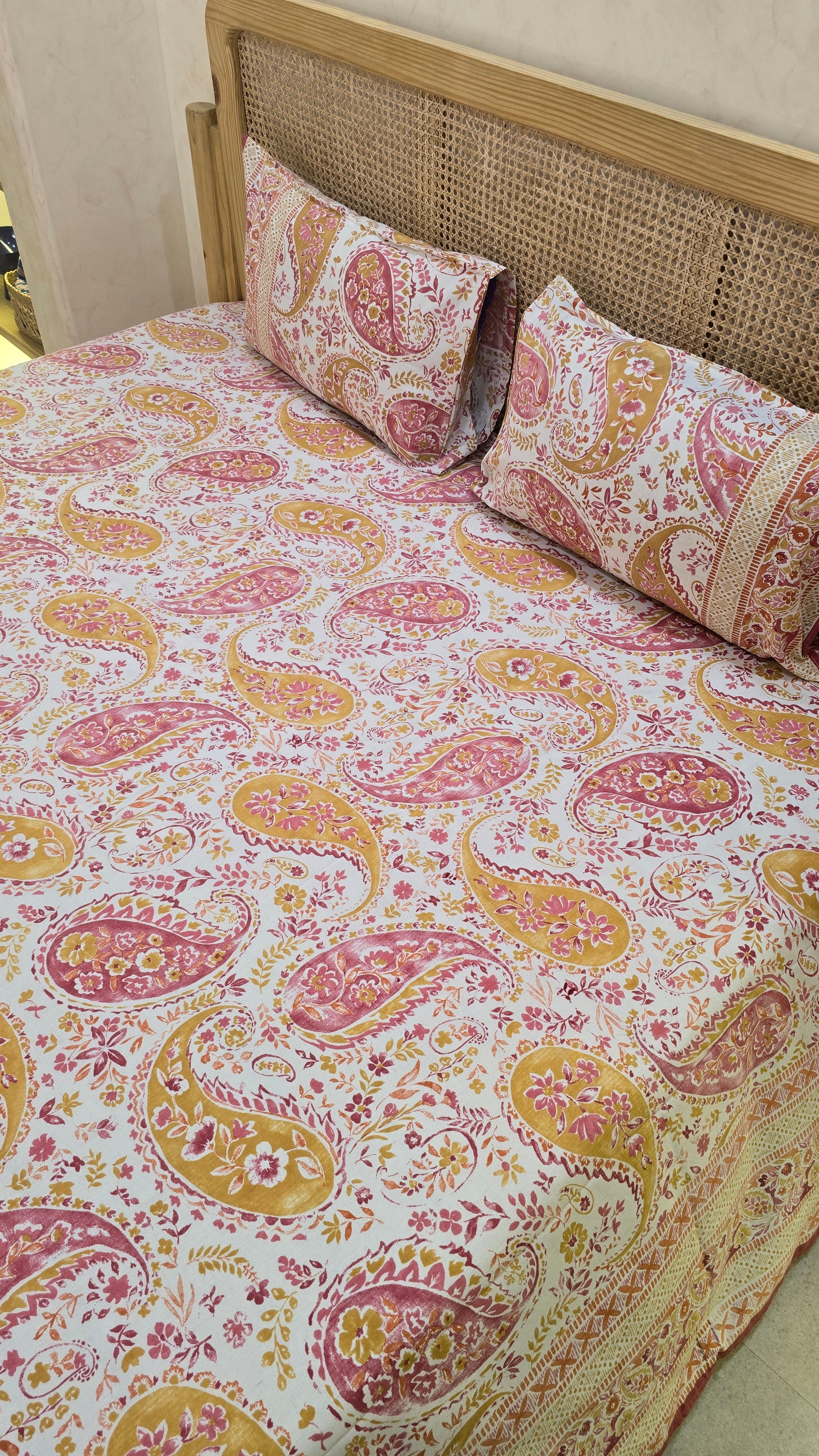 RANGREZ BEDSHEET WITH TWO REVERSIBLE PILLOW COVERS