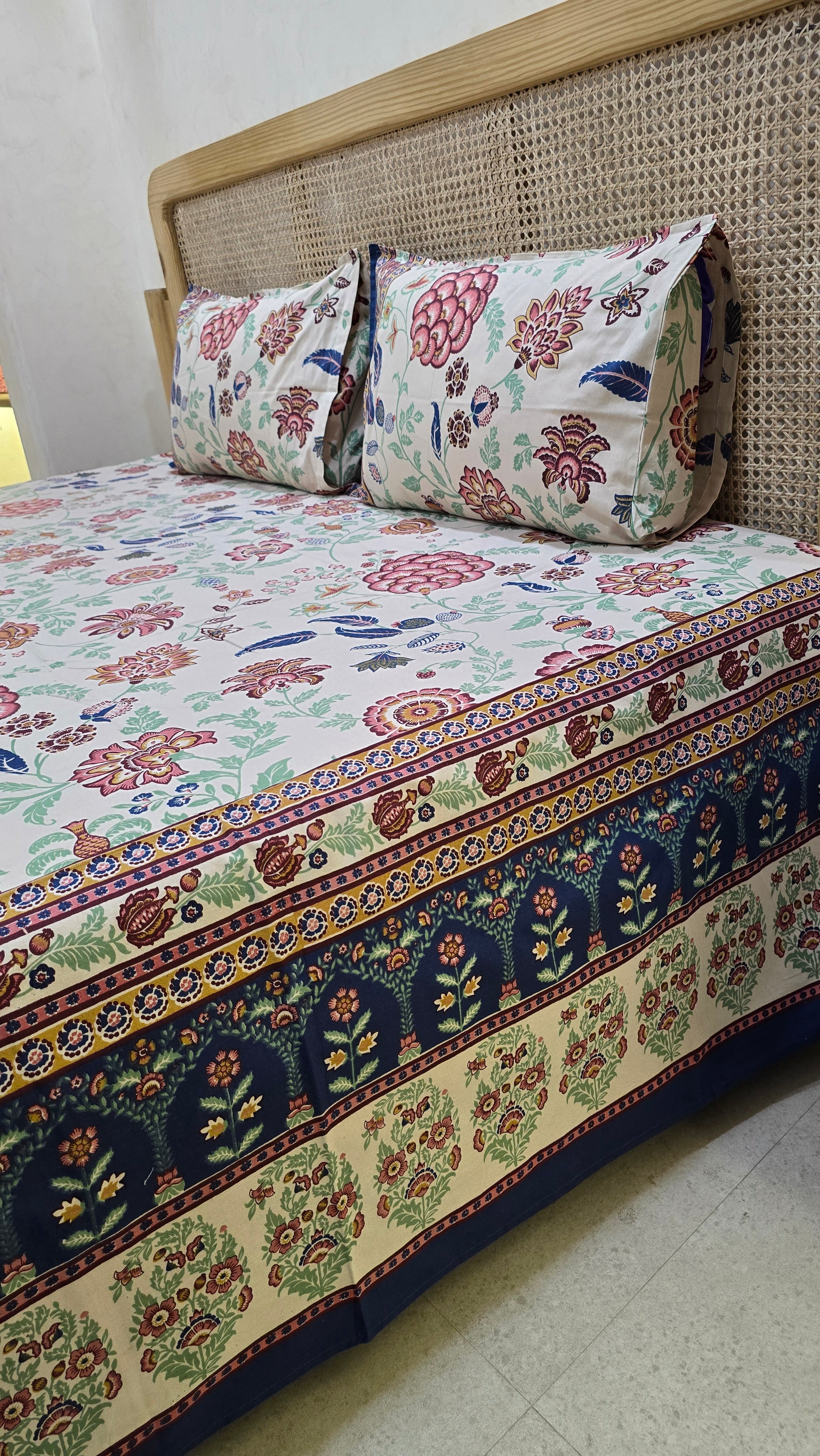 RANGREZ BEDSHEET WITH TWO REVERSIBLE PILLOW COVERS