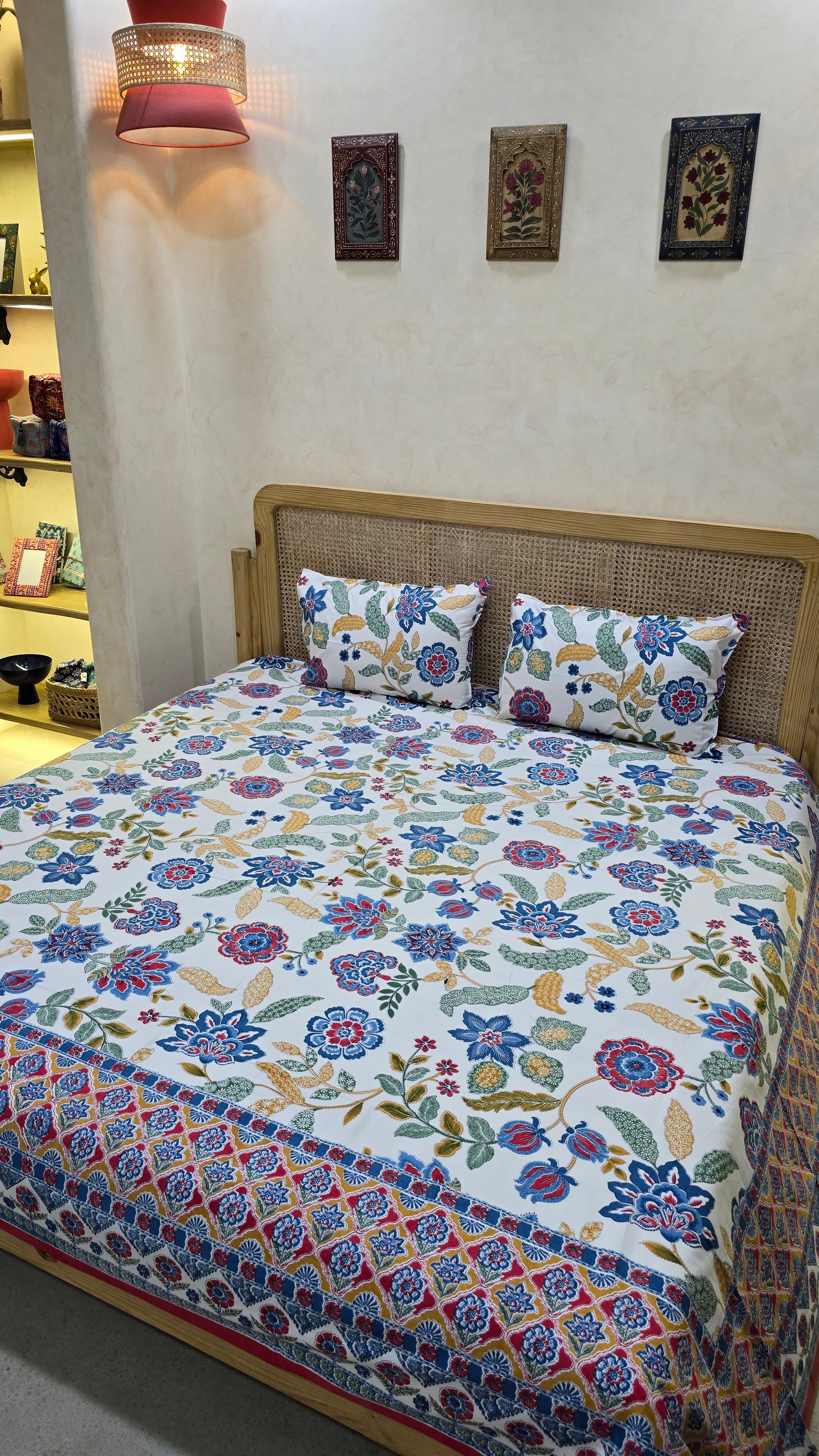 RANGREZ BEDSHEET WITH TWO REVERSIBLE PILLOW COVERS