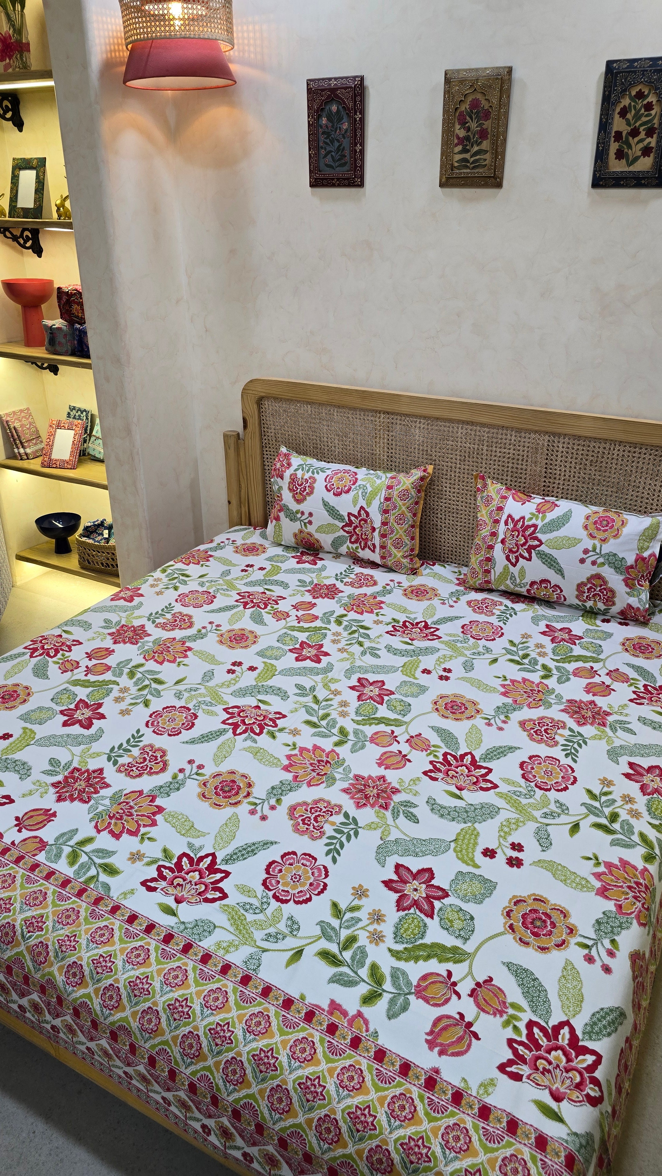 RANGREZ BEDSHEET WITH TWO REVERSIBLE PILLOW COVERS