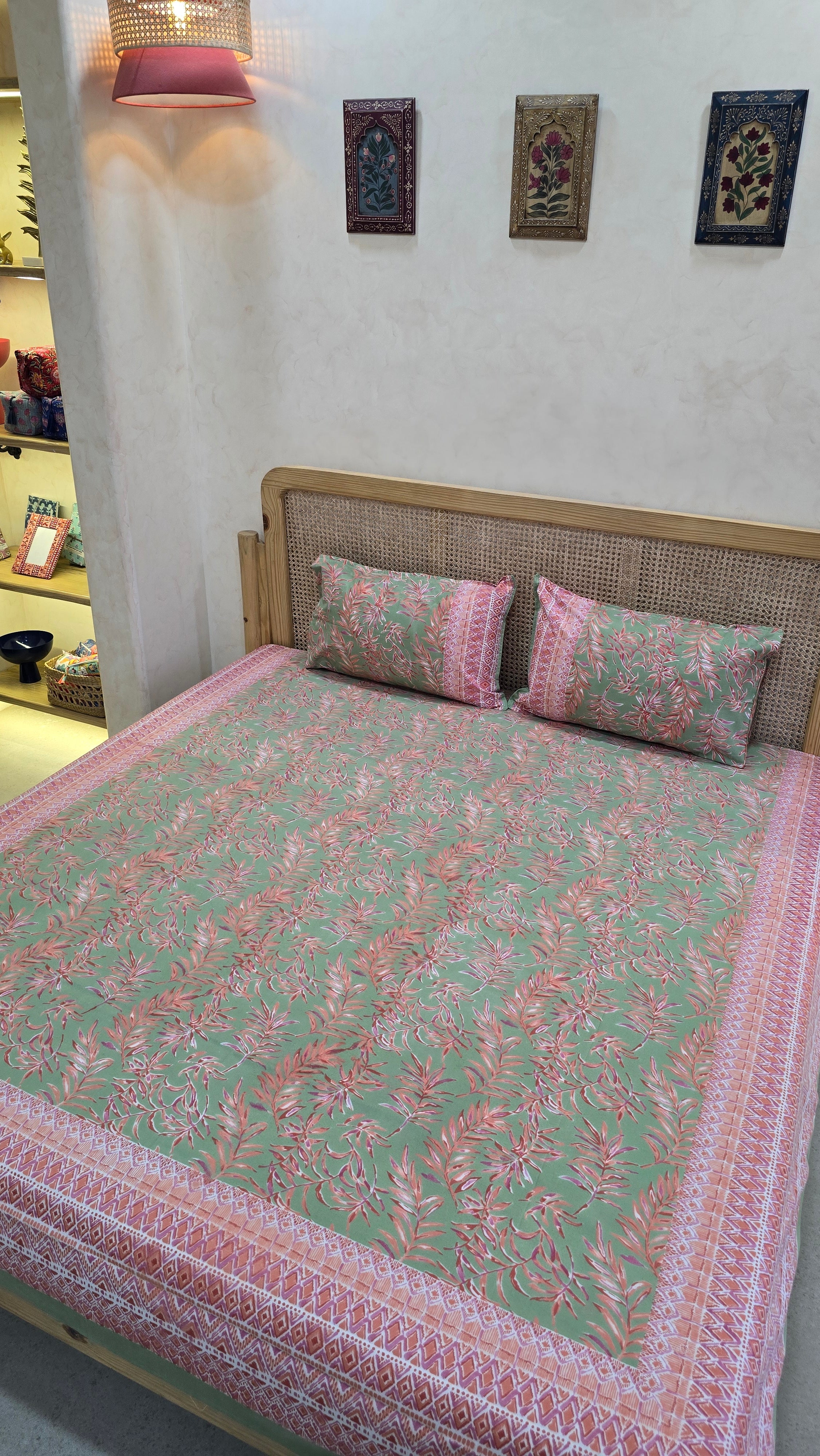 RANGREZ BEDSHEET WITH TWO REVERSIBLE PILLOW COVERS