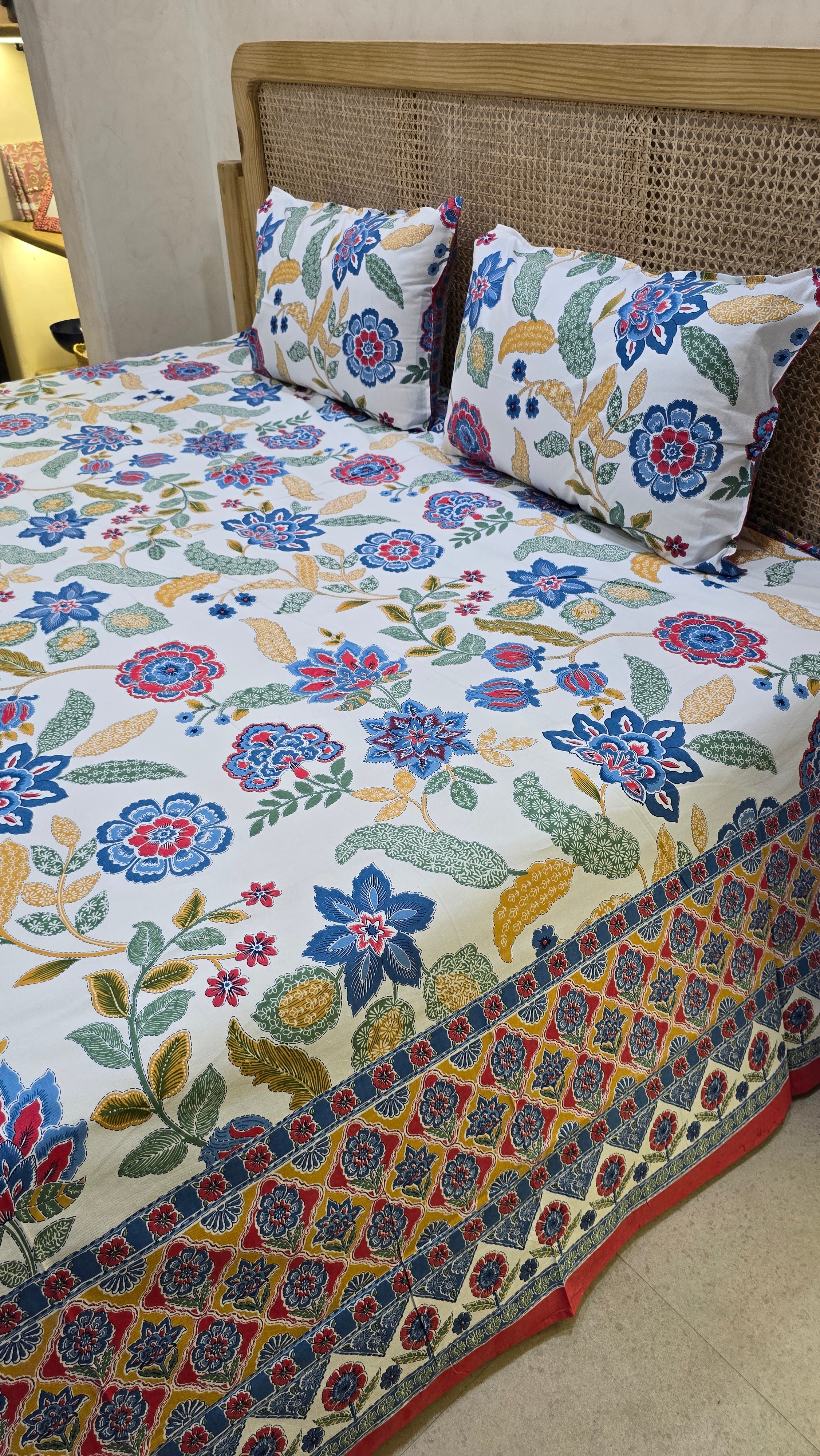 RANGREZ BEDSHEET WITH TWO REVERSIBLE PILLOW COVERS