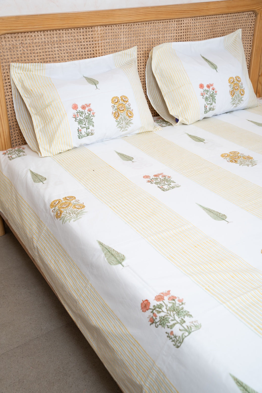 HANDBLOCK PRINTED BEDSHEET WITH TWO REVERSIBLE PILLOW COVERS