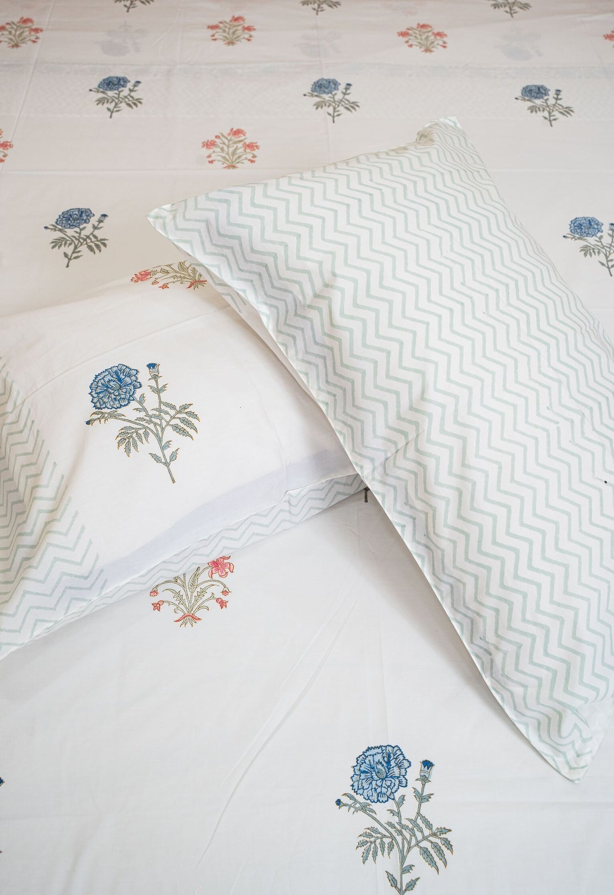 HANDBLOCK PRINTED BEDSHEET WITH TWO REVERSIBLE PILLOW COVERS