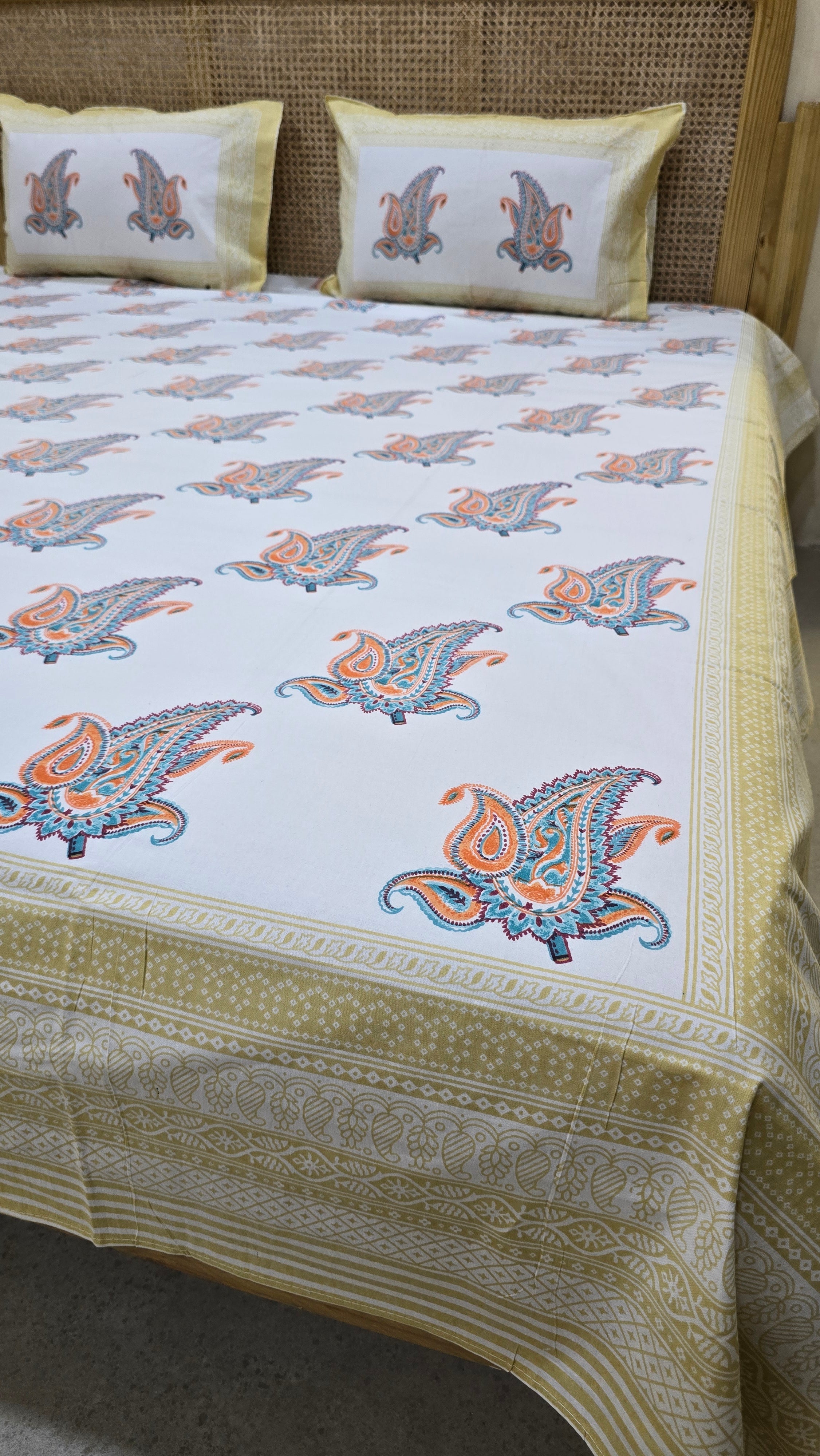 GULZAR BEDSHEET WITH TWO REVERSIBLE PILLOW COVERS