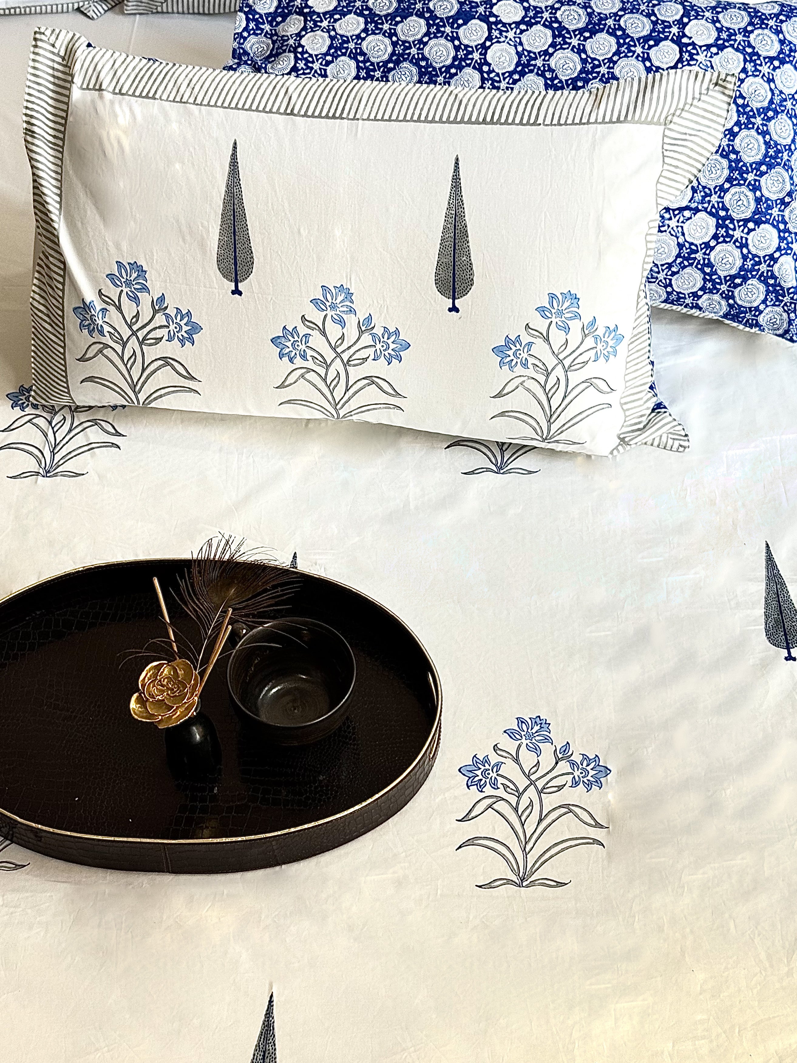 UDHAY HANDBLOCK PRINTED BEDSHEET WITH TWO REVERSIBLE PILLOW COVERS