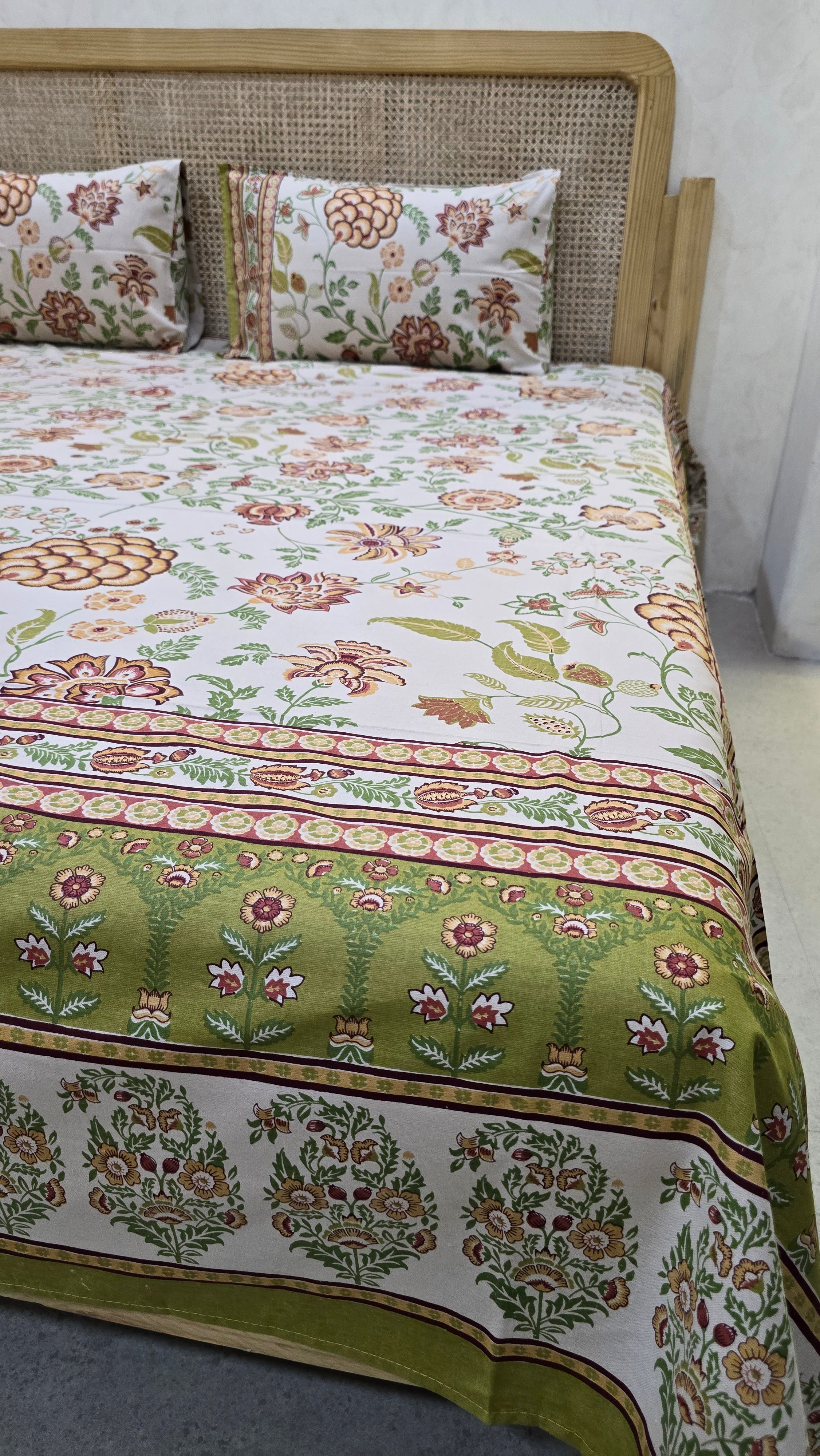 RANGREZ BEDSHEET WITH TWO REVERSIBLE PILLOW COVERS