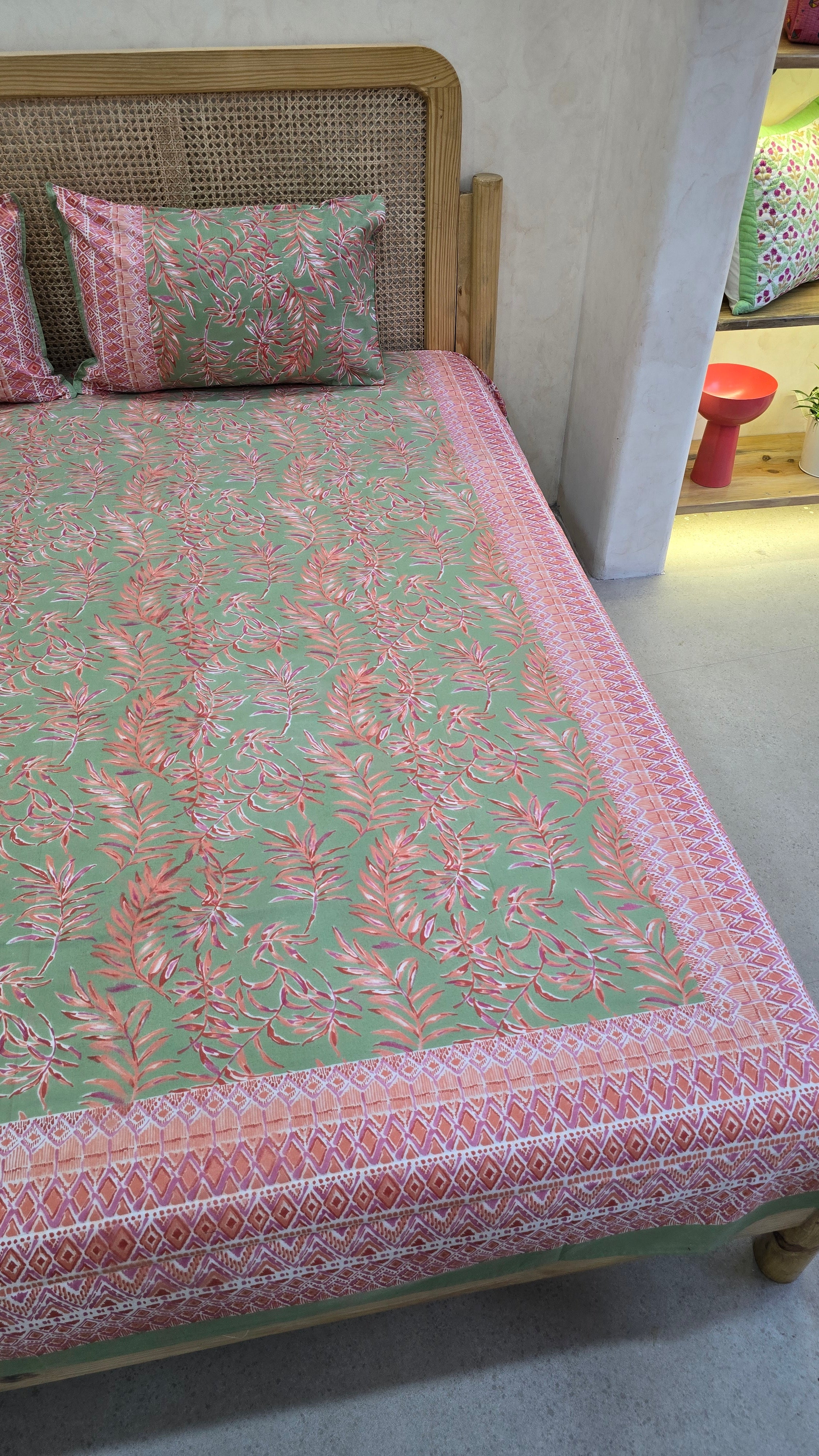 RANGREZ BEDSHEET WITH TWO REVERSIBLE PILLOW COVERS