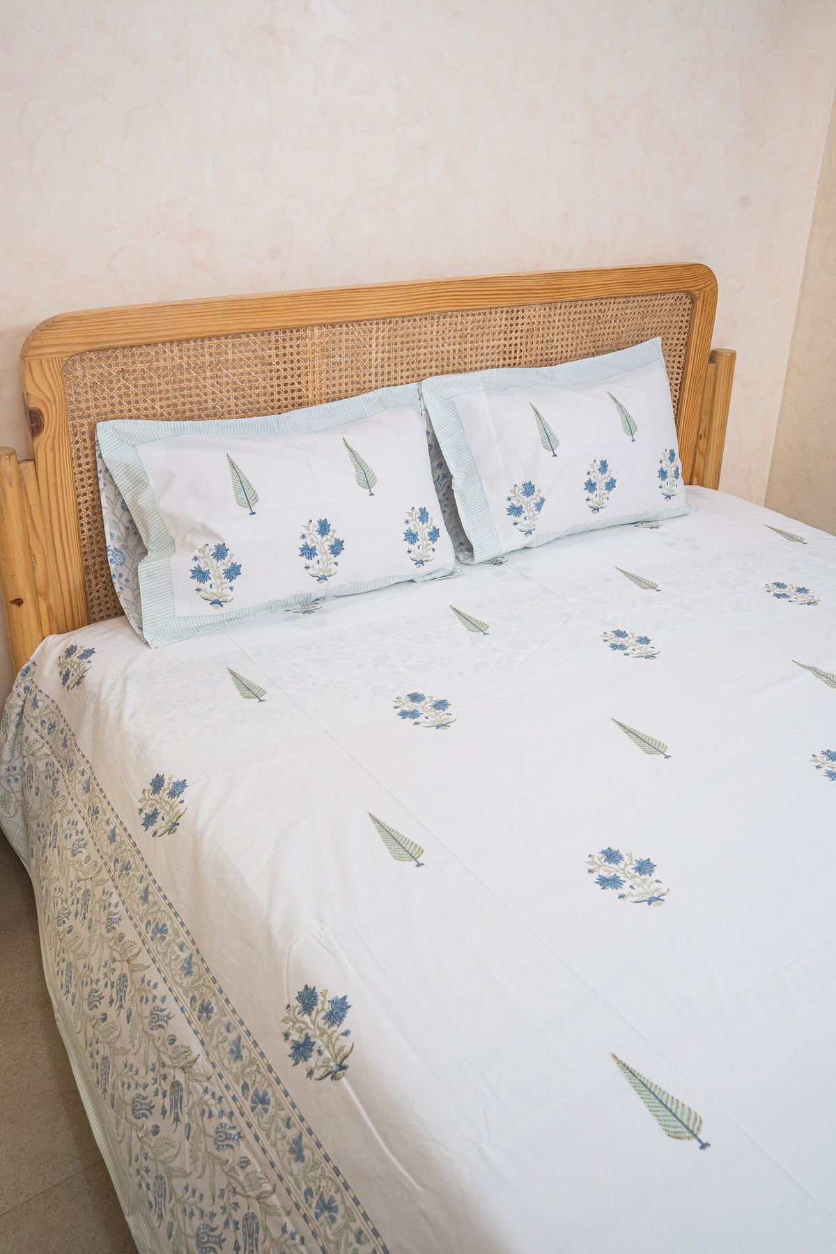 HAND BLOCK PRINTED BEDSHEET WITH TWO REVERSIBLE PILLOW COVERS