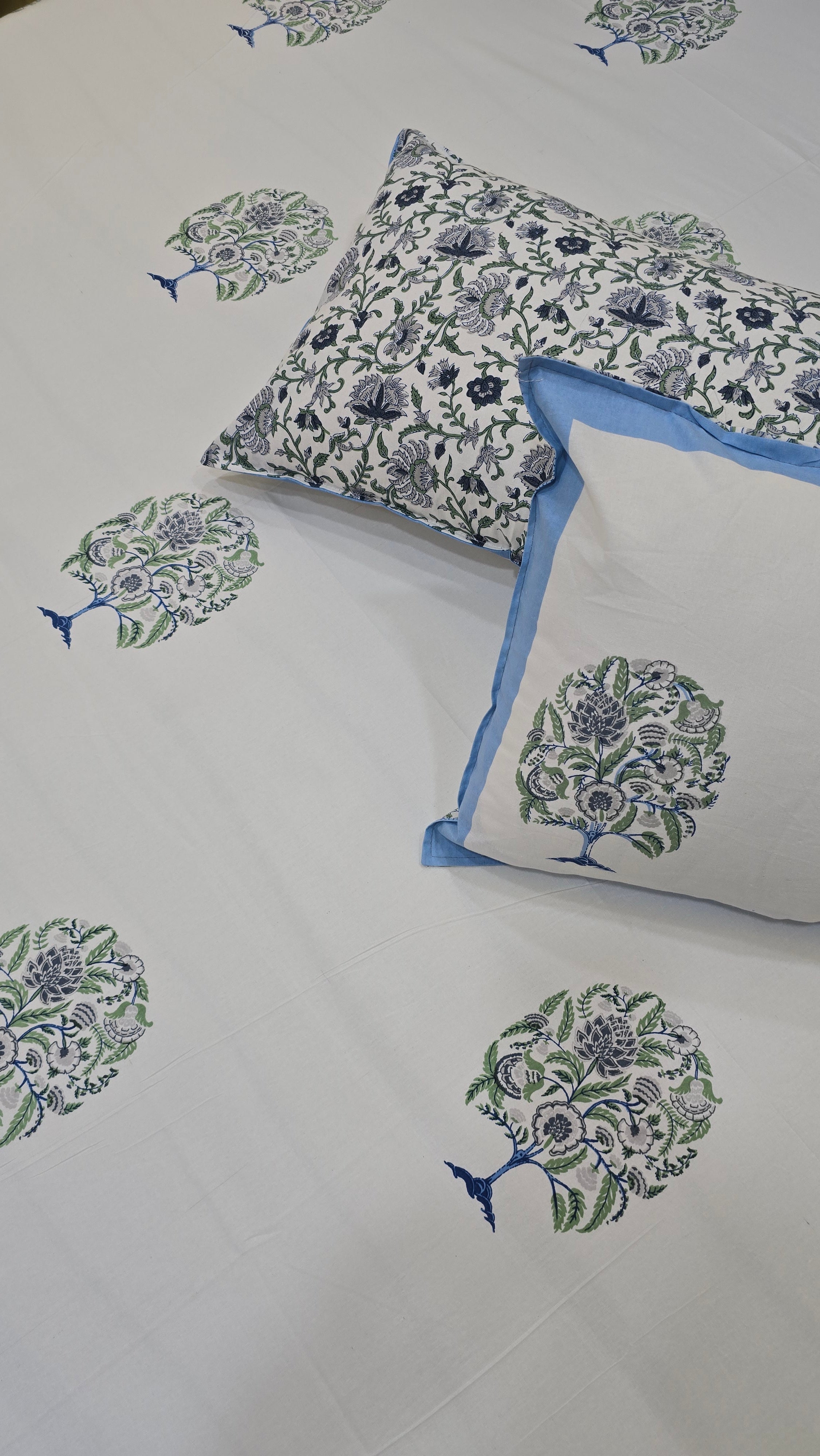 GULZAR BEDSHEET WITH TWO REVERSIBLE PILLOW COVERS