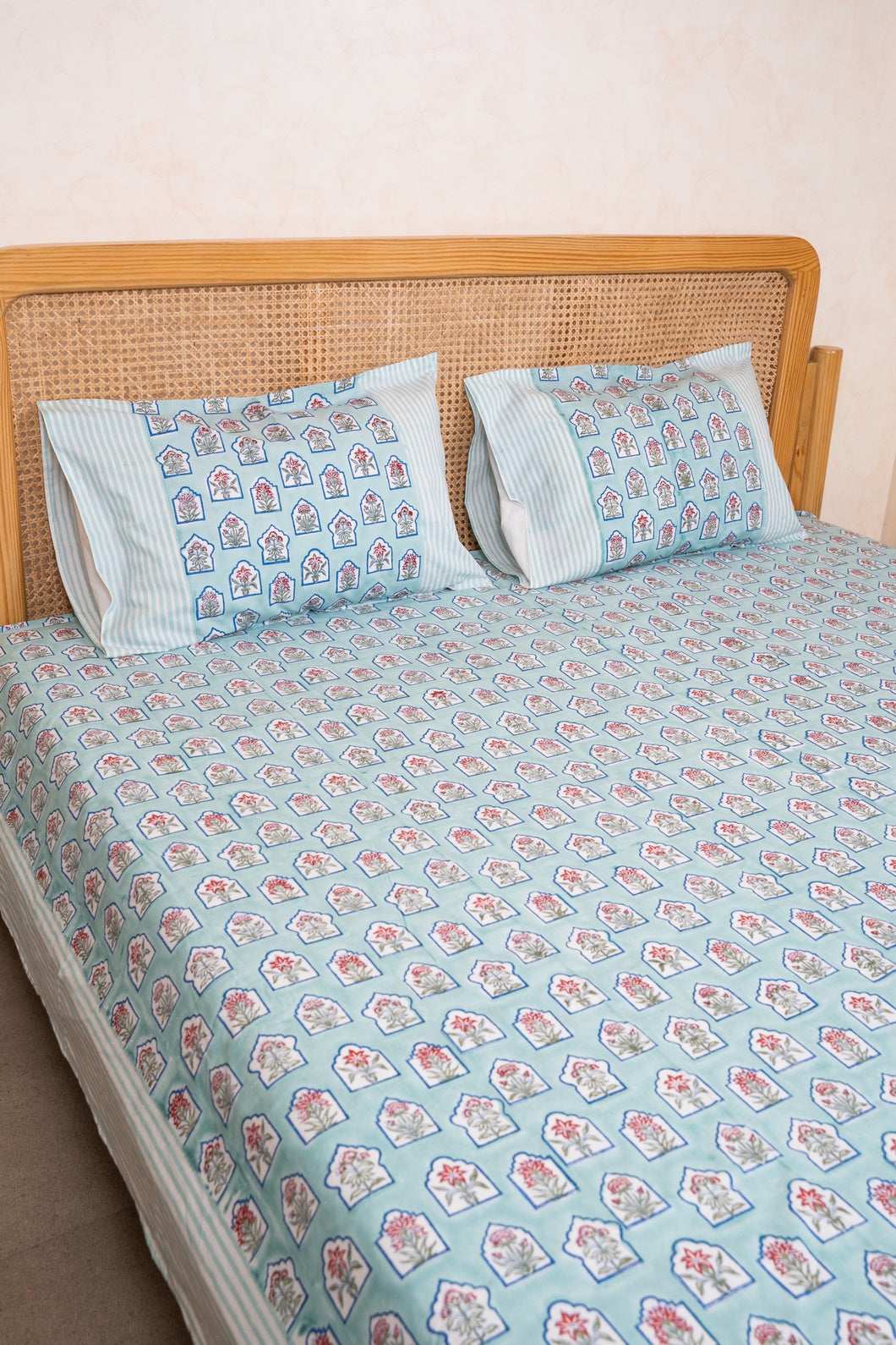 HANDBLOCK PRINTED BEDSHEET WITH TWO REVERSIBLE PILLOW COVERS