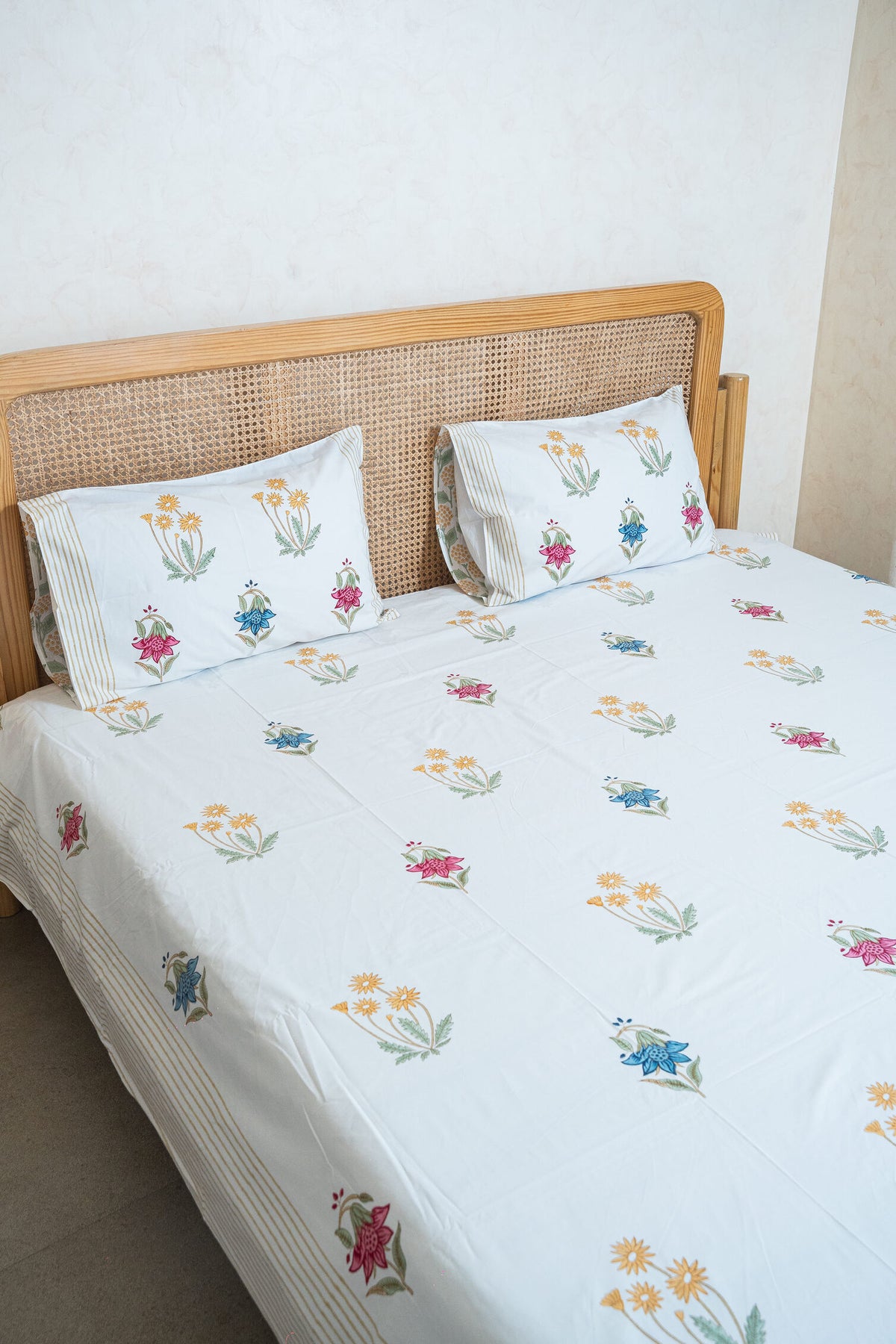 HANDBLOCK PRINTED BEDSHEET WITH TWO REVERSIBLE PILLOW COVERS