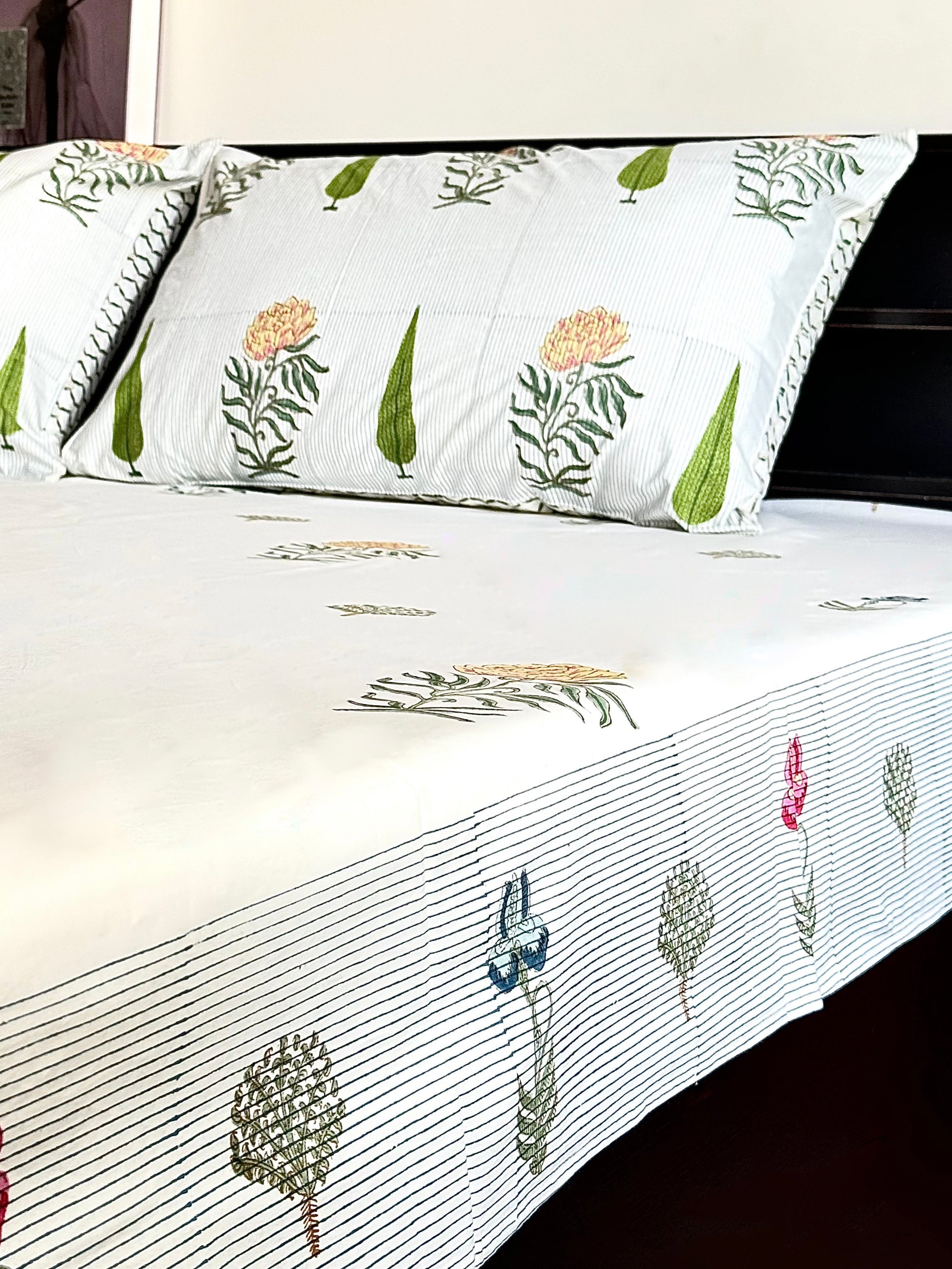 UDYAN HANDBLOCK PRINTED BEDSHEET WITH TWO REVERSIBLE PILLOW COVERS