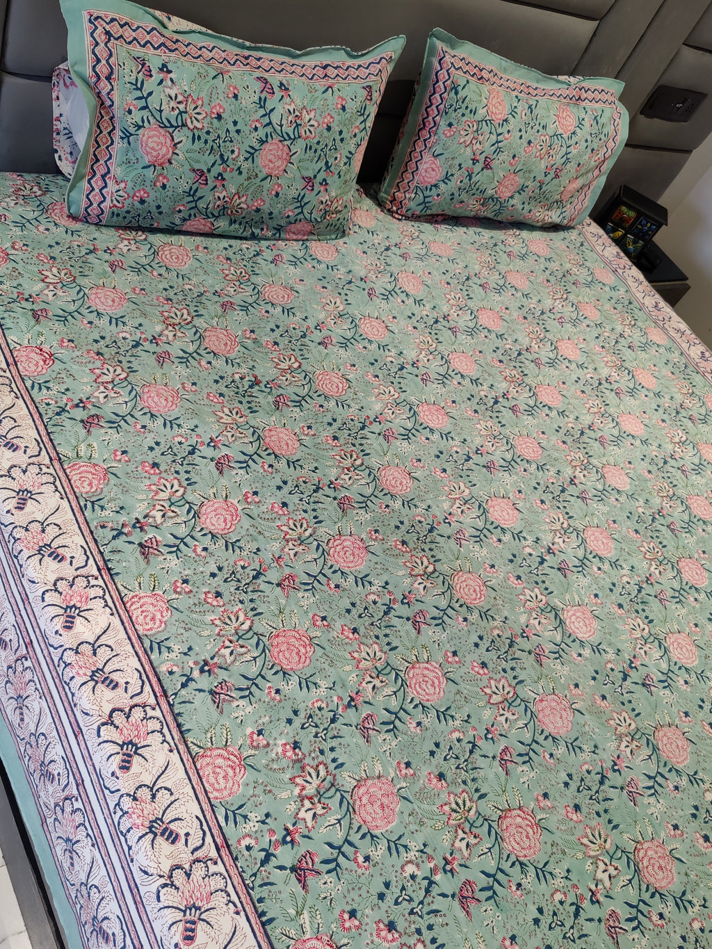 FESTIVE HANDBLOCK PRINTED BEDSHEET WITH 2 REVERSIBLE PILLOW COVERS
