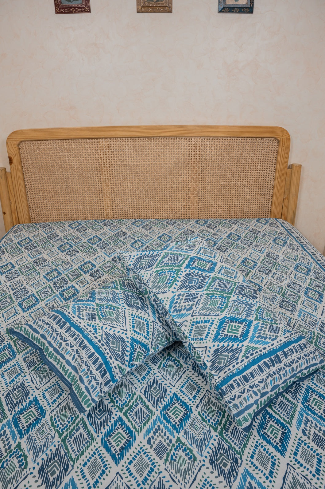 SHALIMAR BEDSHEET WITH TWO REVERSIBLE PILLOW COVERS