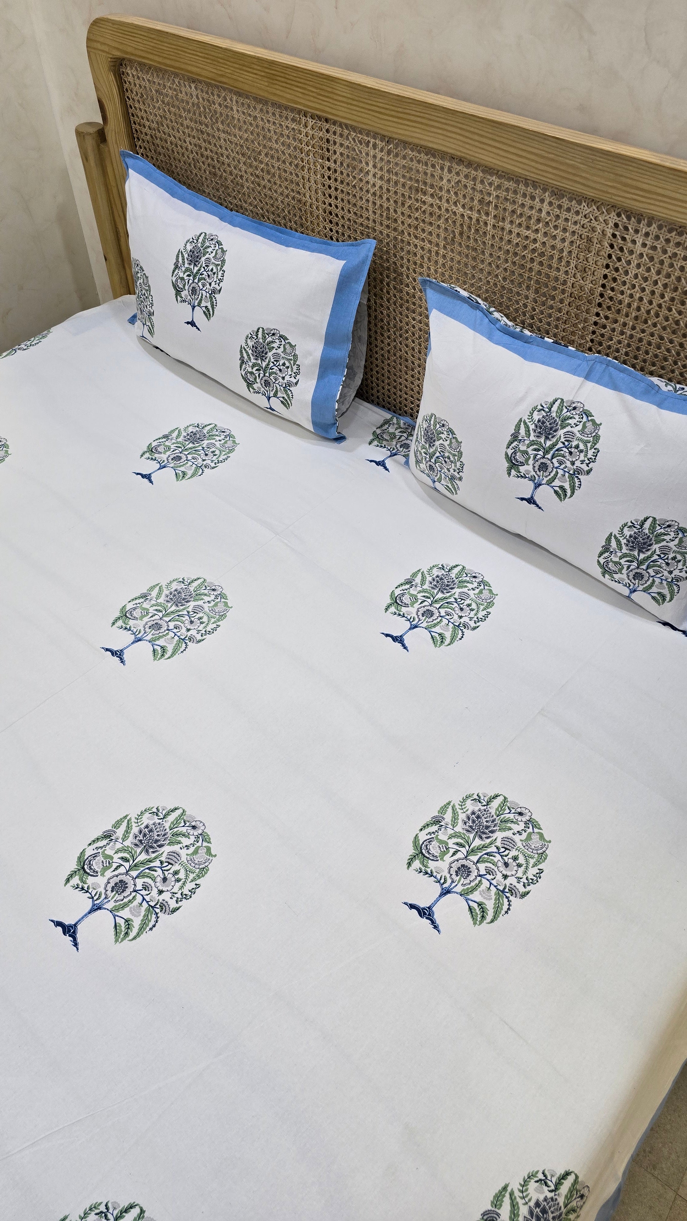 GULZAR BEDSHEET WITH TWO REVERSIBLE PILLOW COVERS