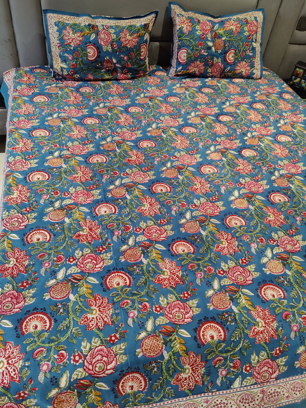 FESTIVE HANDBLOCK PRINTED BEDSHEET WITH 2 REVERSIBLE PILLOW COVERS