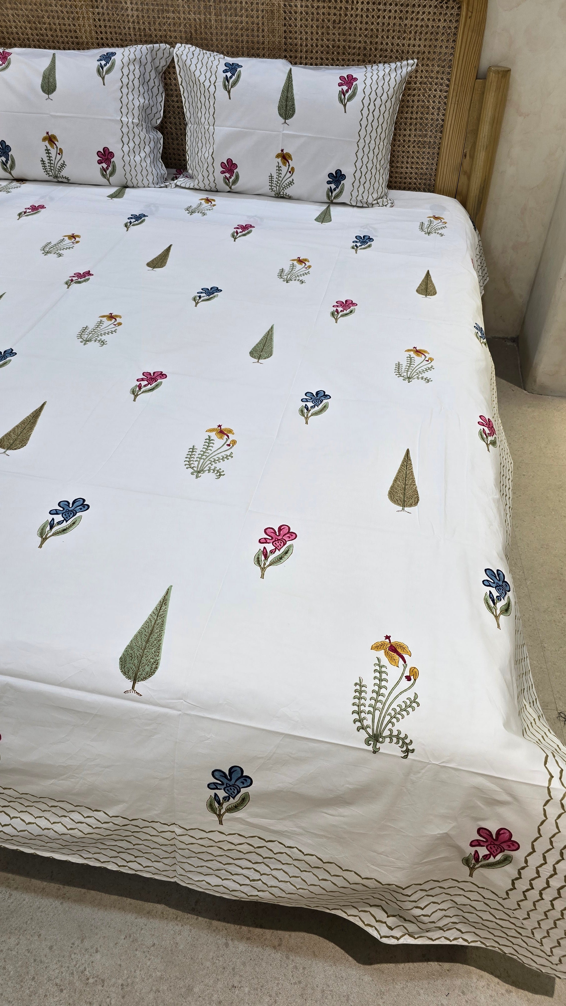 RAAHI HAND BLOCK PRINTED BEDSHEET WITH TWO REVERSIBLE PILLOW COVERS