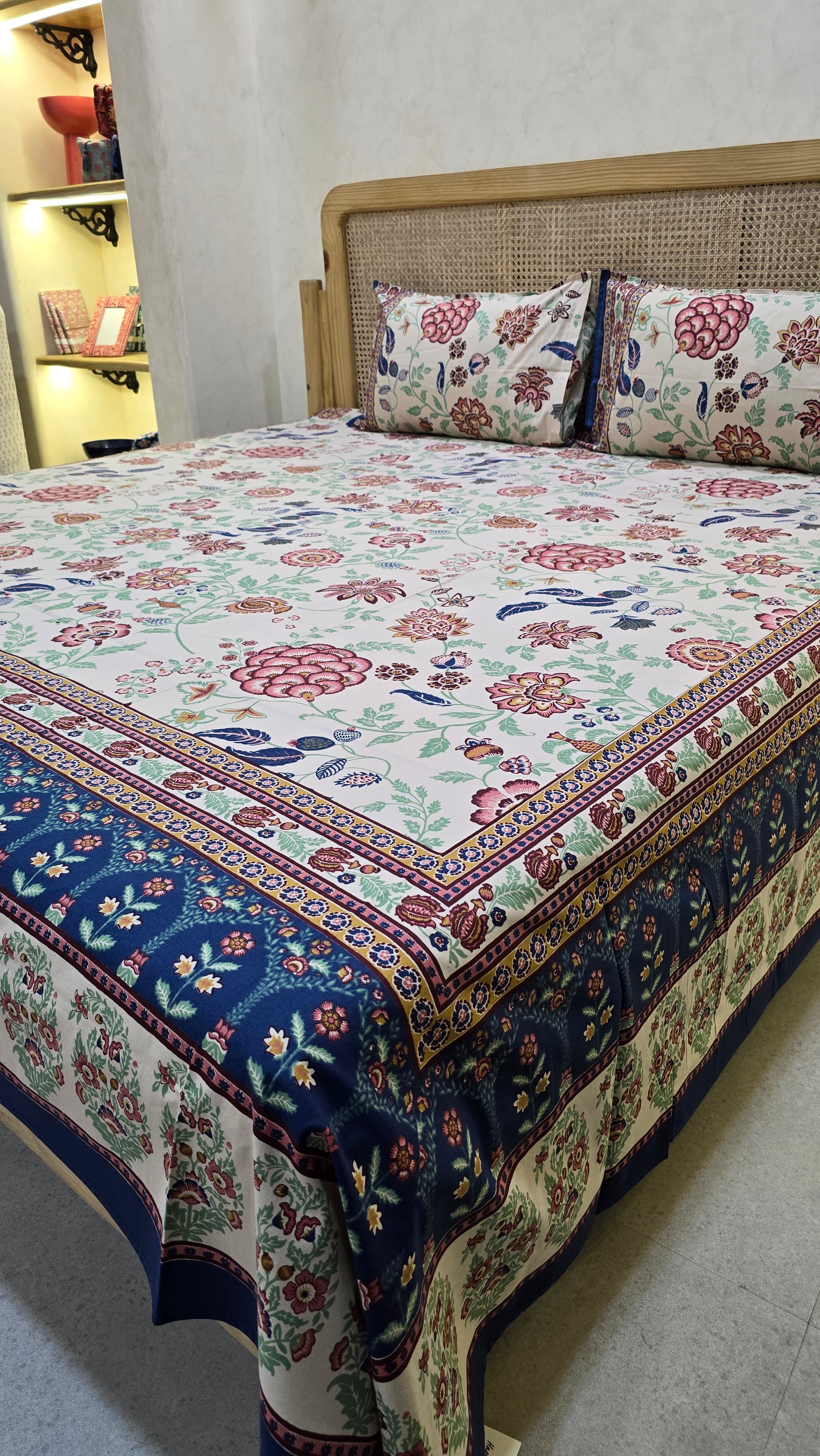 RANGREZ BEDSHEET WITH TWO REVERSIBLE PILLOW COVERS