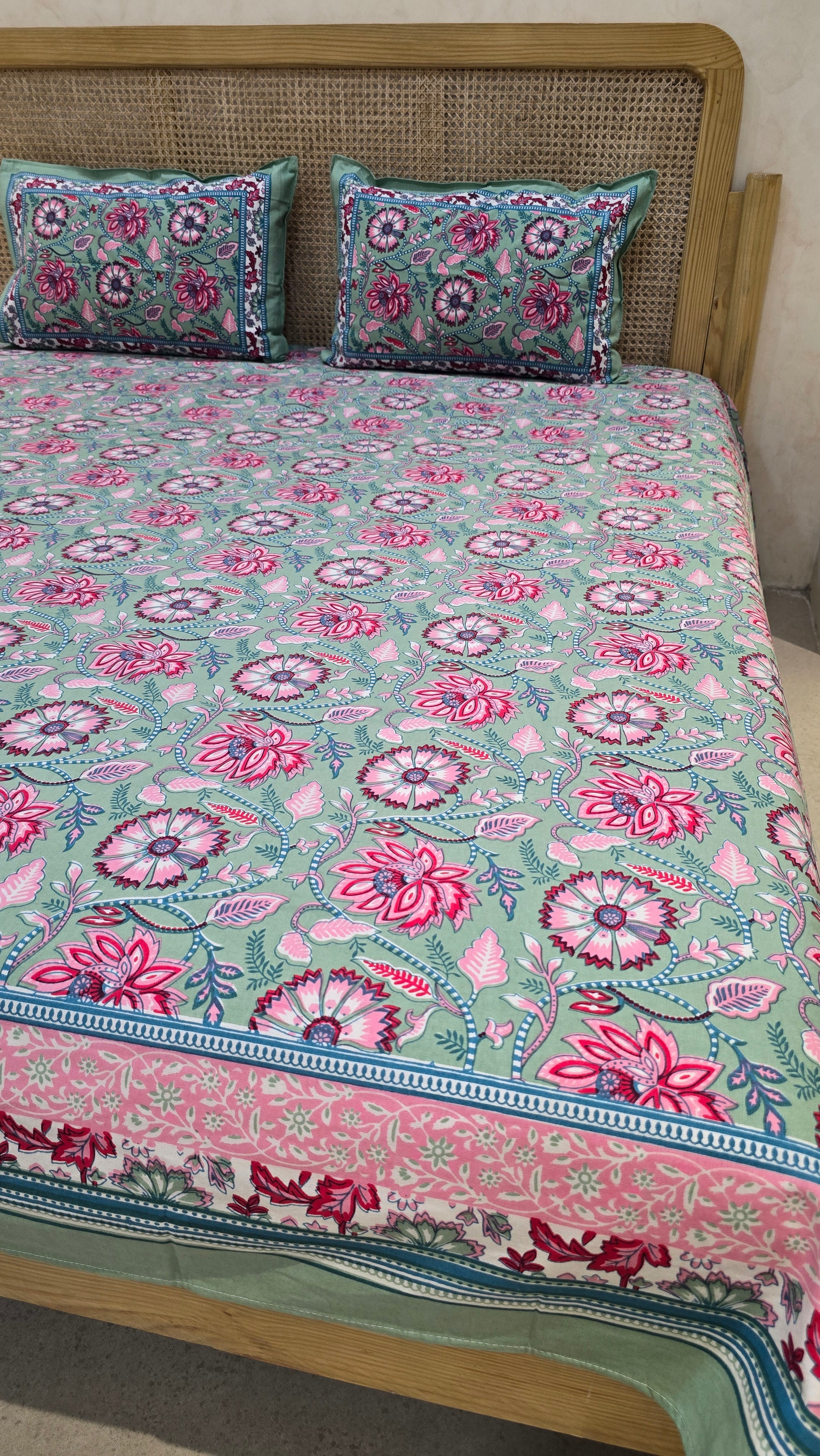 RANGREZ BEDSHEET WITH TWO REVERSIBLE PILLOW COVERS