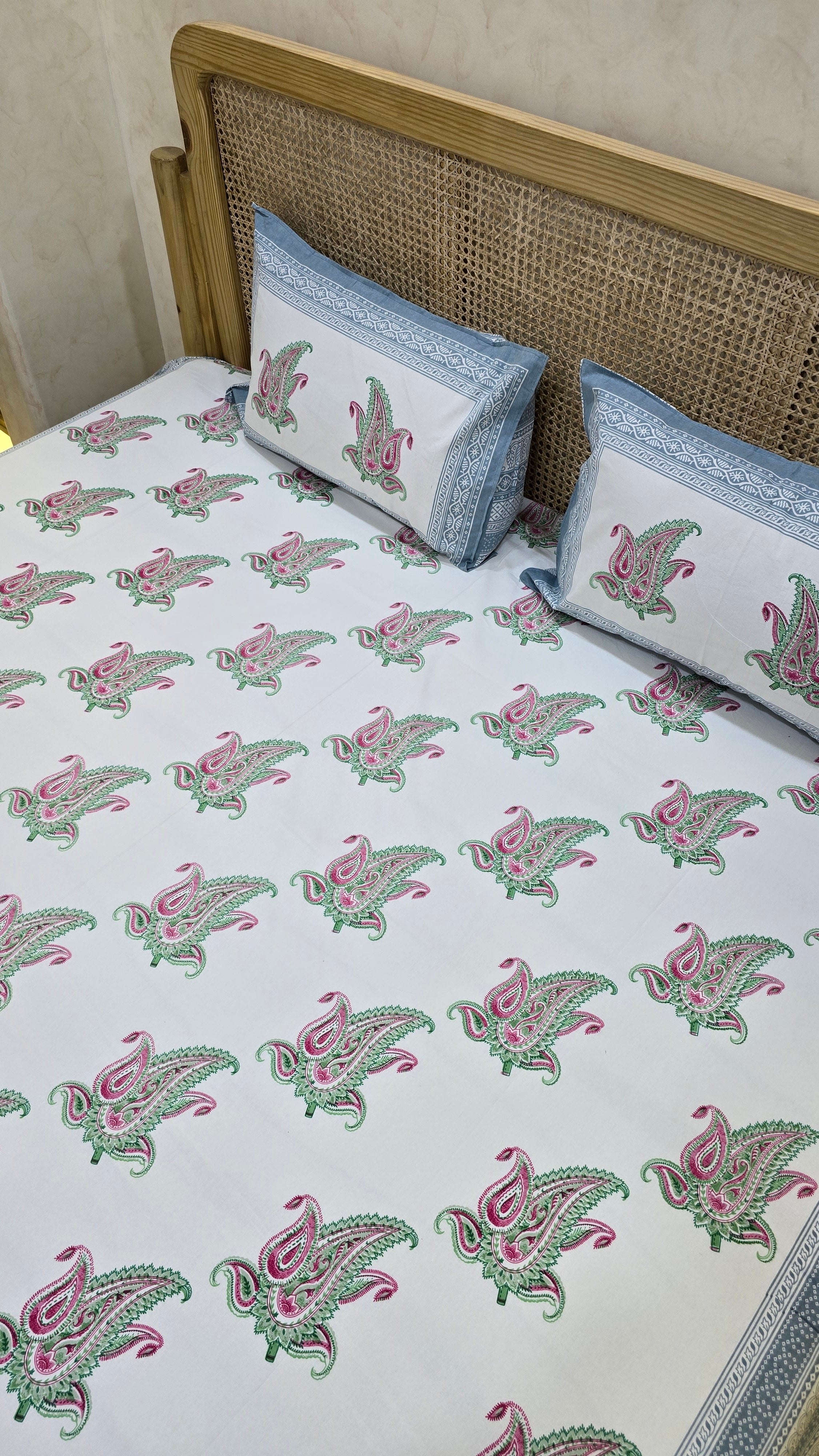 GULZAR BEDSHEET WITH TWO REVERSIBLE PILLOW COVERS