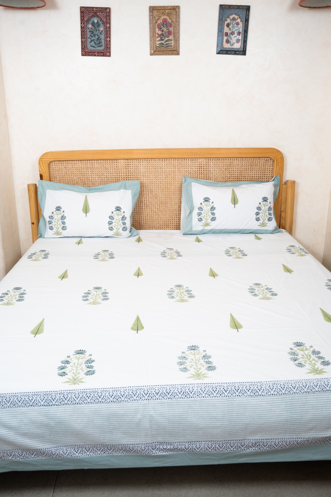 HAND BLOCK PRINTED BEDSHEET WITH TWO REVERSIBLE PILLOW COVERS