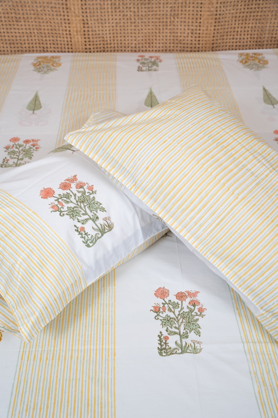 HANDBLOCK PRINTED BEDSHEET WITH TWO REVERSIBLE PILLOW COVERS