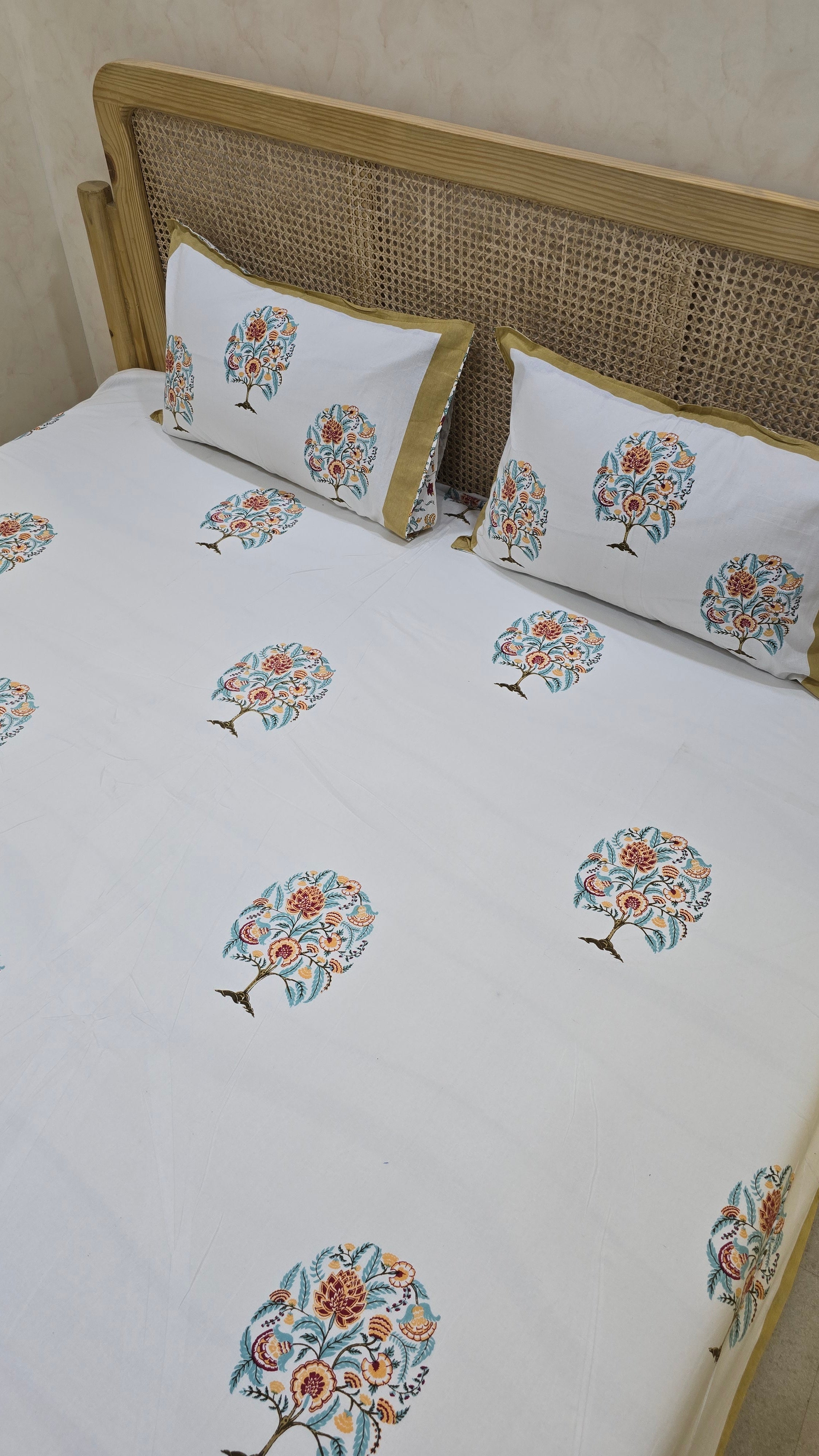 GULZAR BEDSHEET WITH TWO REVERSIBLE PILLOW COVERS