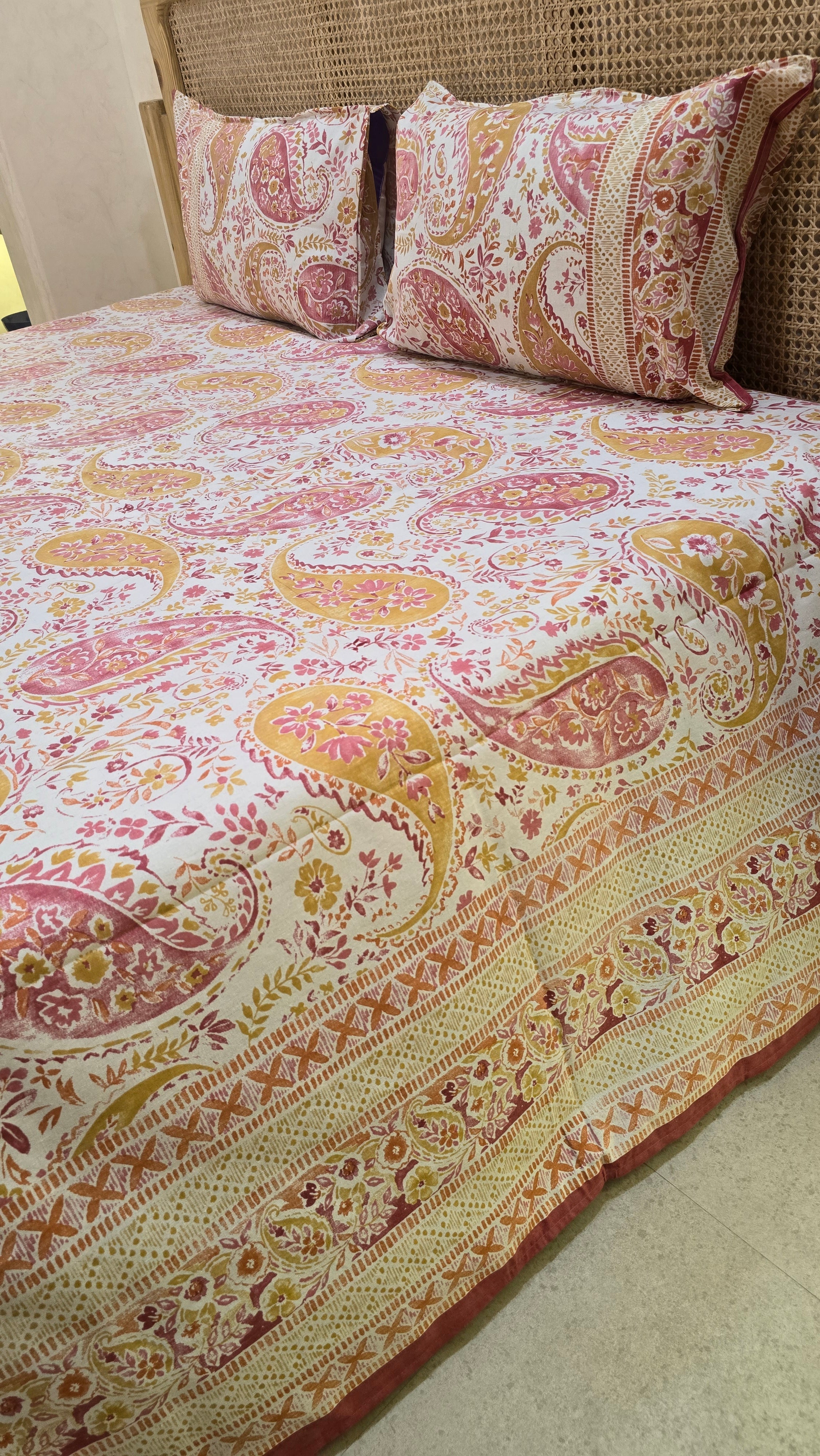 RANGREZ BEDSHEET WITH TWO REVERSIBLE PILLOW COVERS