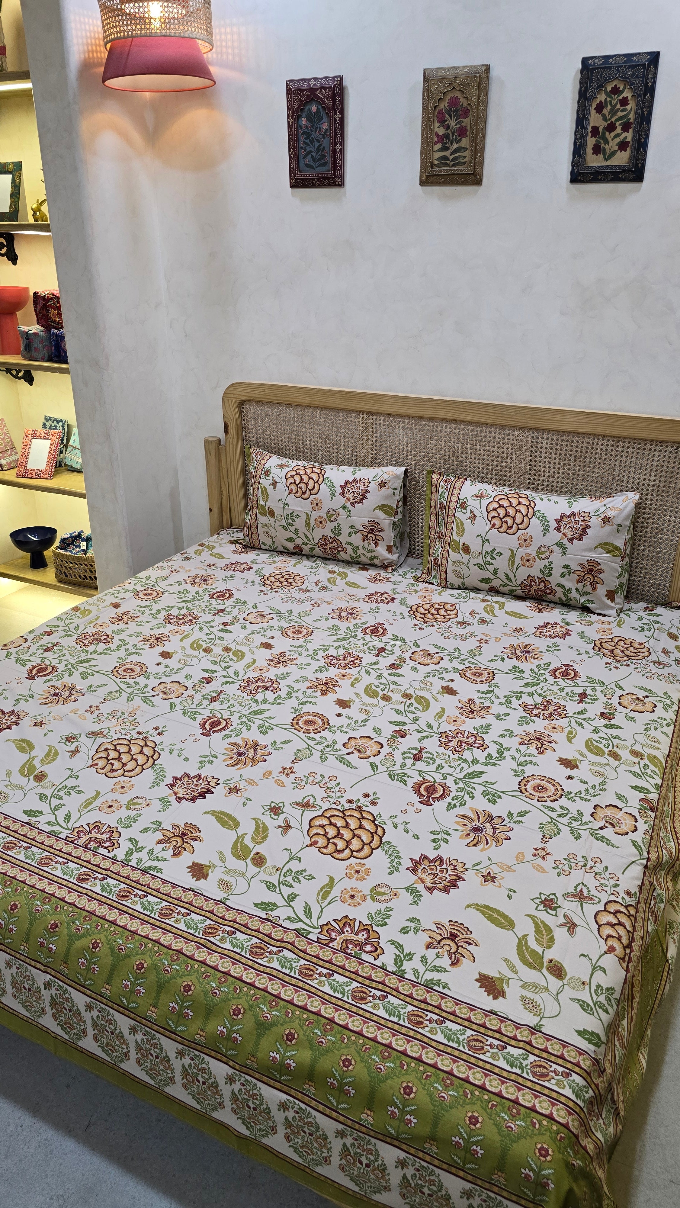 RANGREZ BEDSHEET WITH TWO REVERSIBLE PILLOW COVERS