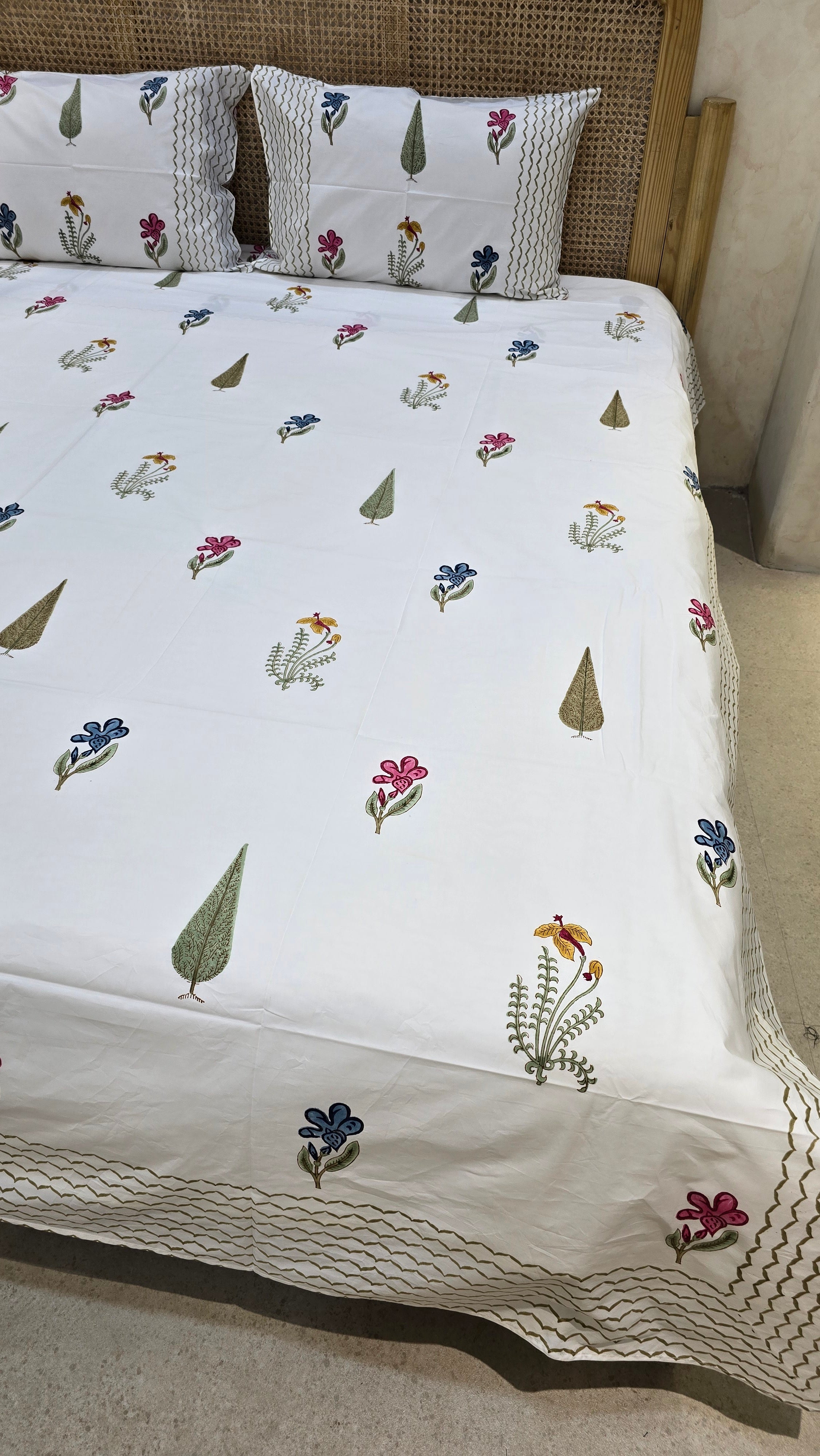 RAAHI HAND BLOCK PRINTED BEDSHEET WITH TWO REVERSIBLE PILLOW COVERS