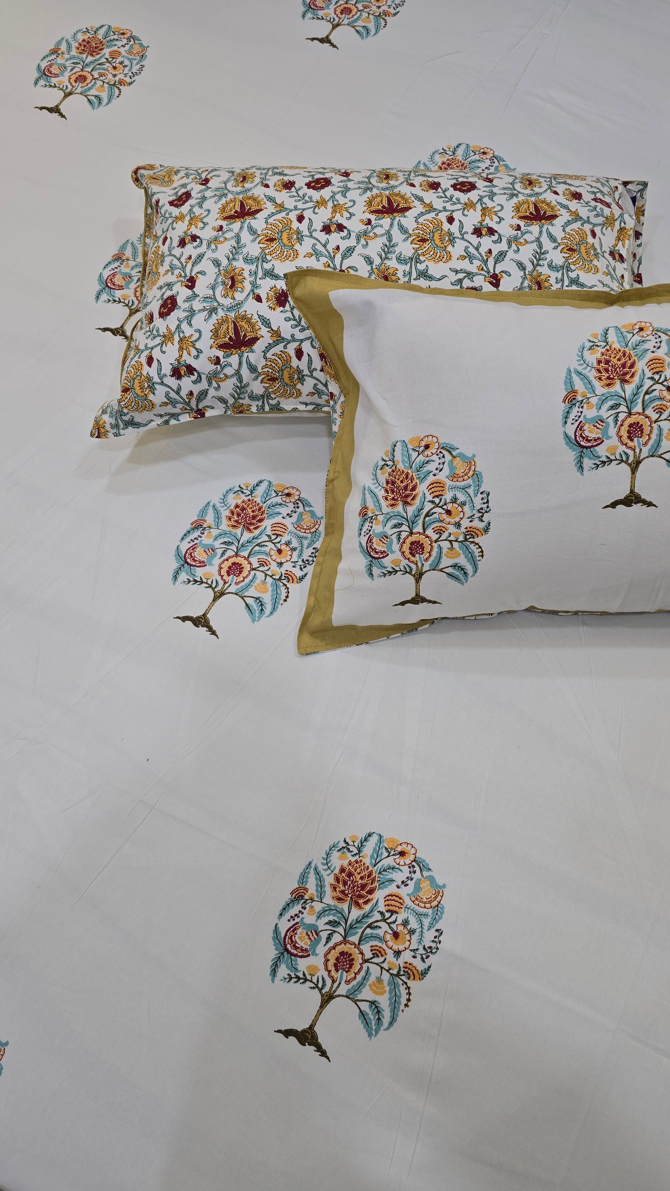 GULZAR BEDSHEET WITH TWO REVERSIBLE PILLOW COVERS