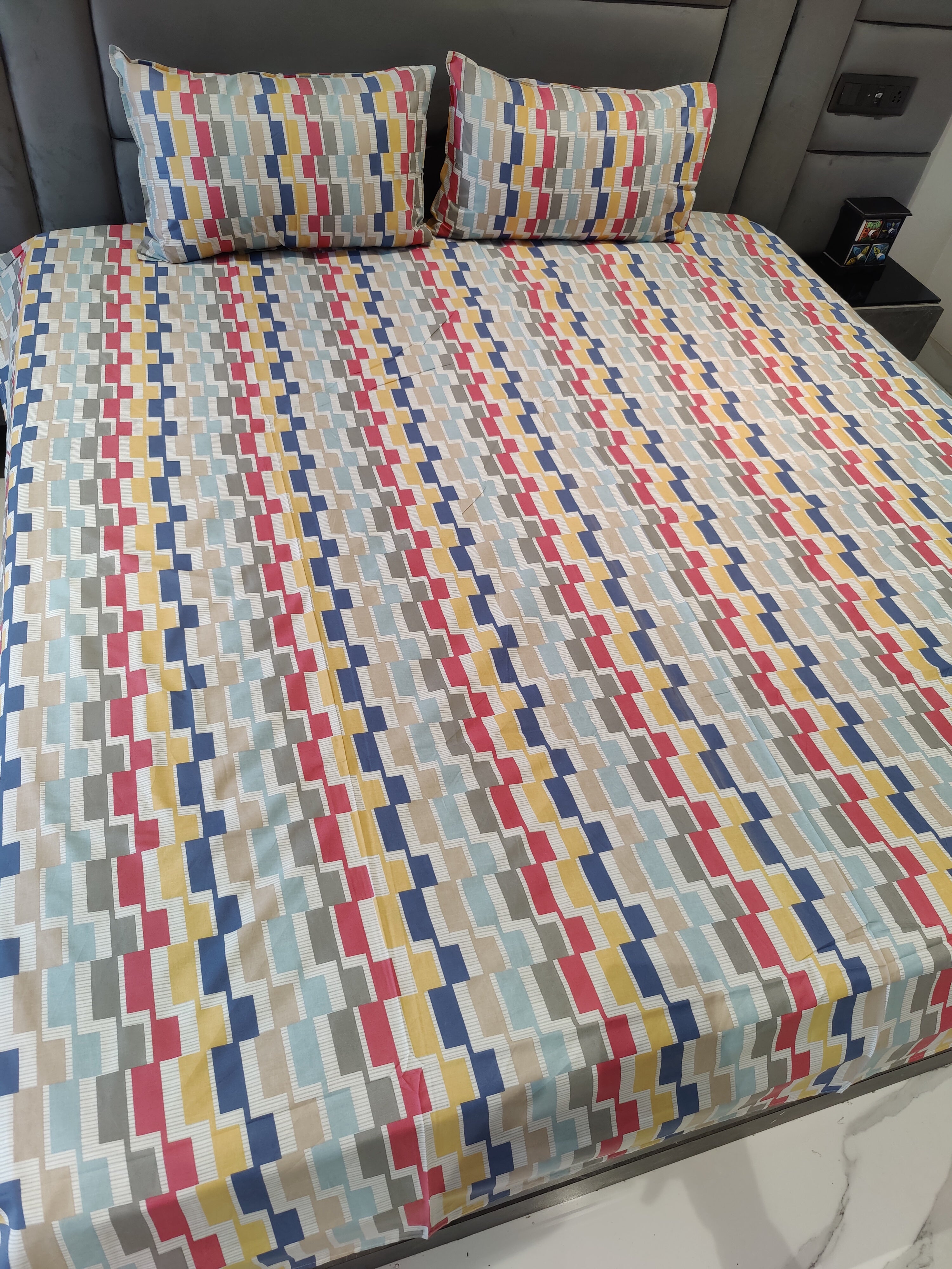 SS BEDSHEET WITH TWO REVERSIBLE PILLOW COVERS