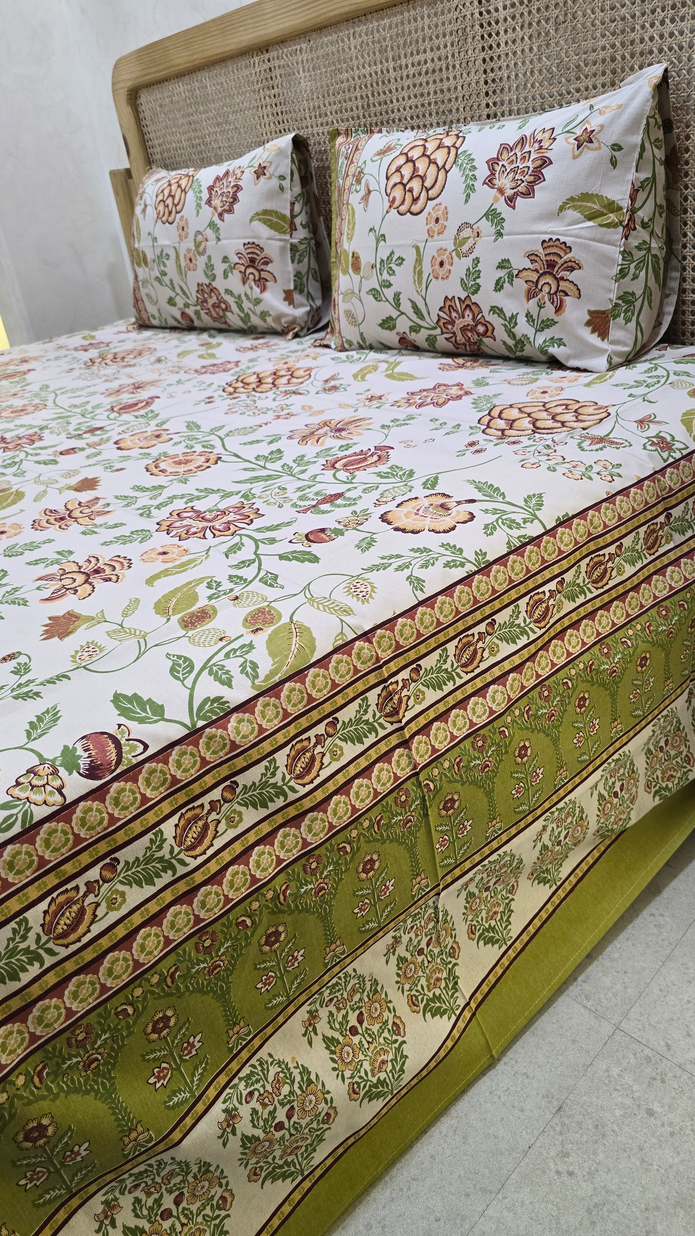 RANGREZ BEDSHEET WITH TWO REVERSIBLE PILLOW COVERS