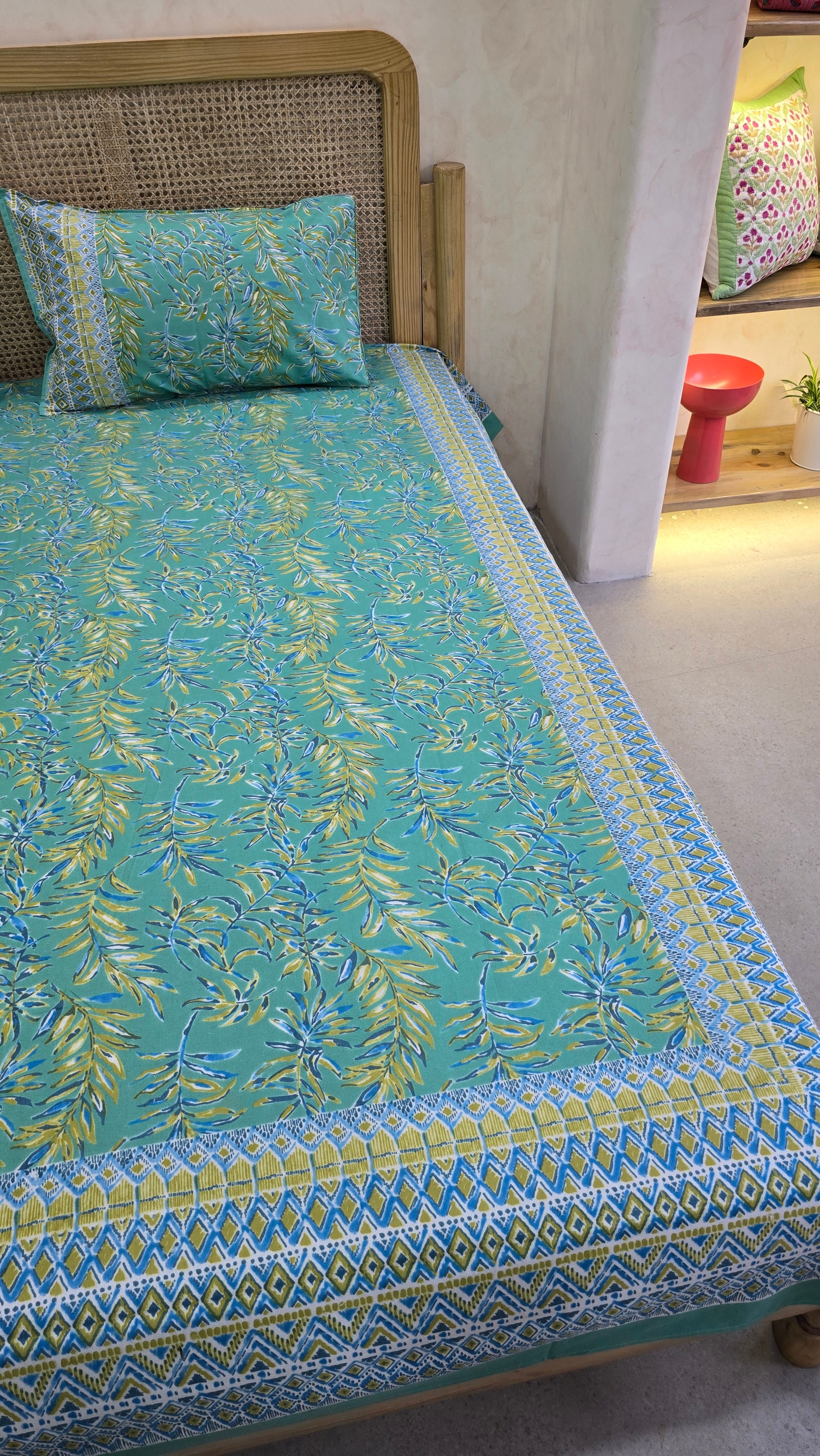 RANGREZ BEDSHEET WITH TWO REVERSIBLE PILLOW COVERS