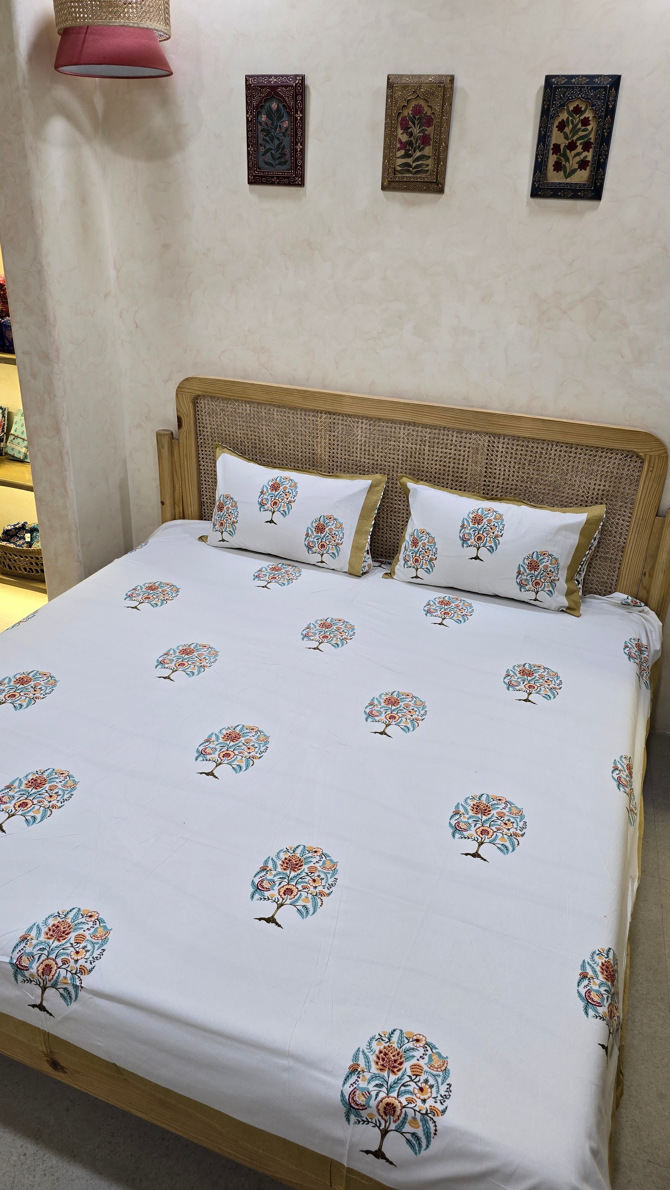 GULZAR BEDSHEET WITH TWO REVERSIBLE PILLOW COVERS