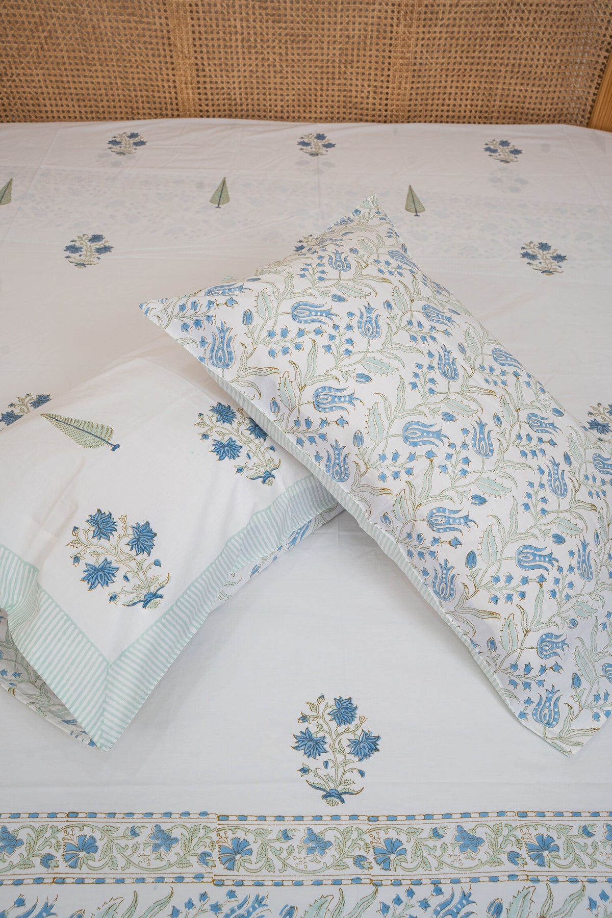 HAND BLOCK PRINTED BEDSHEET WITH TWO REVERSIBLE PILLOW COVERS