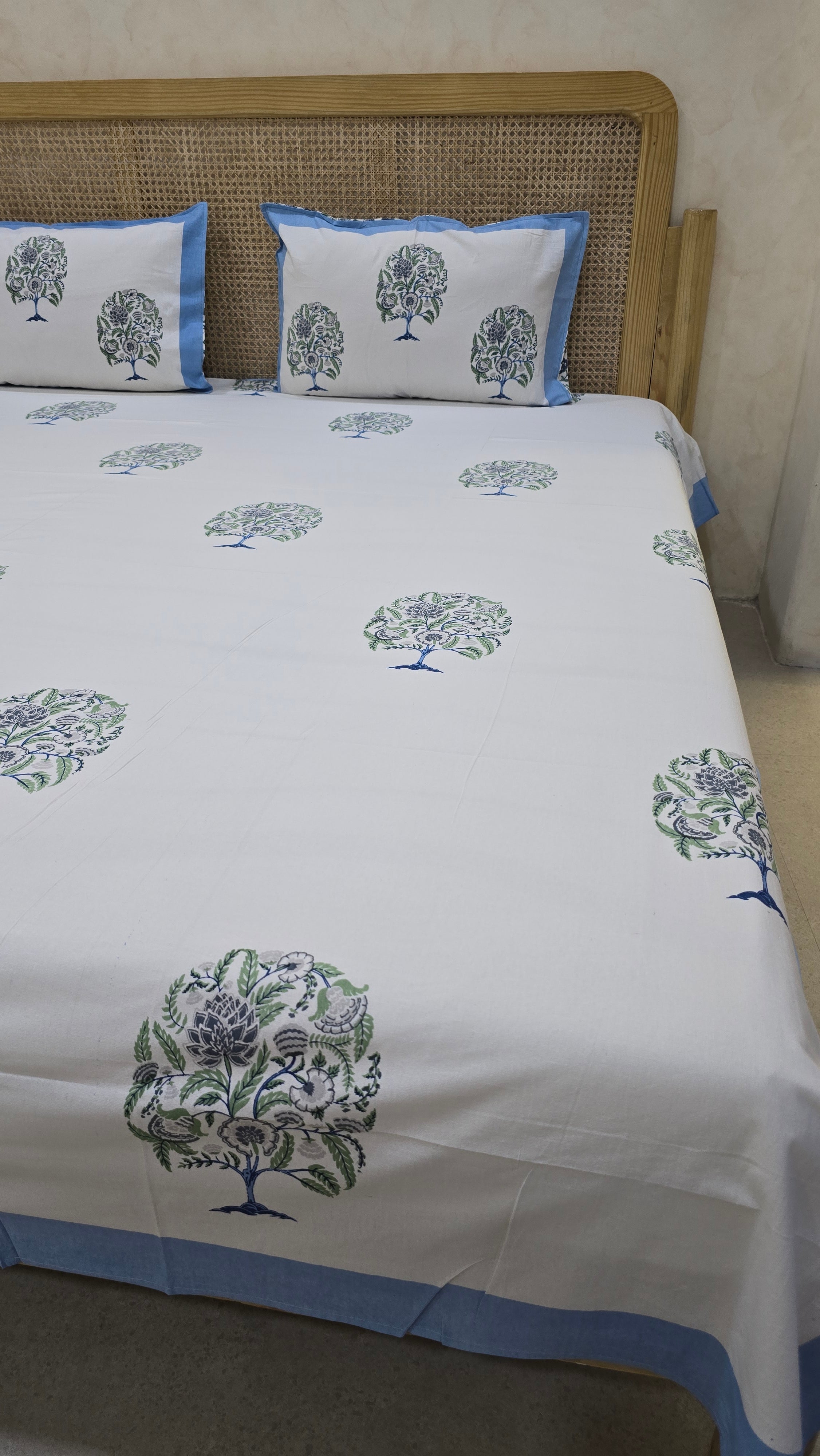 GULZAR BEDSHEET WITH TWO REVERSIBLE PILLOW COVERS