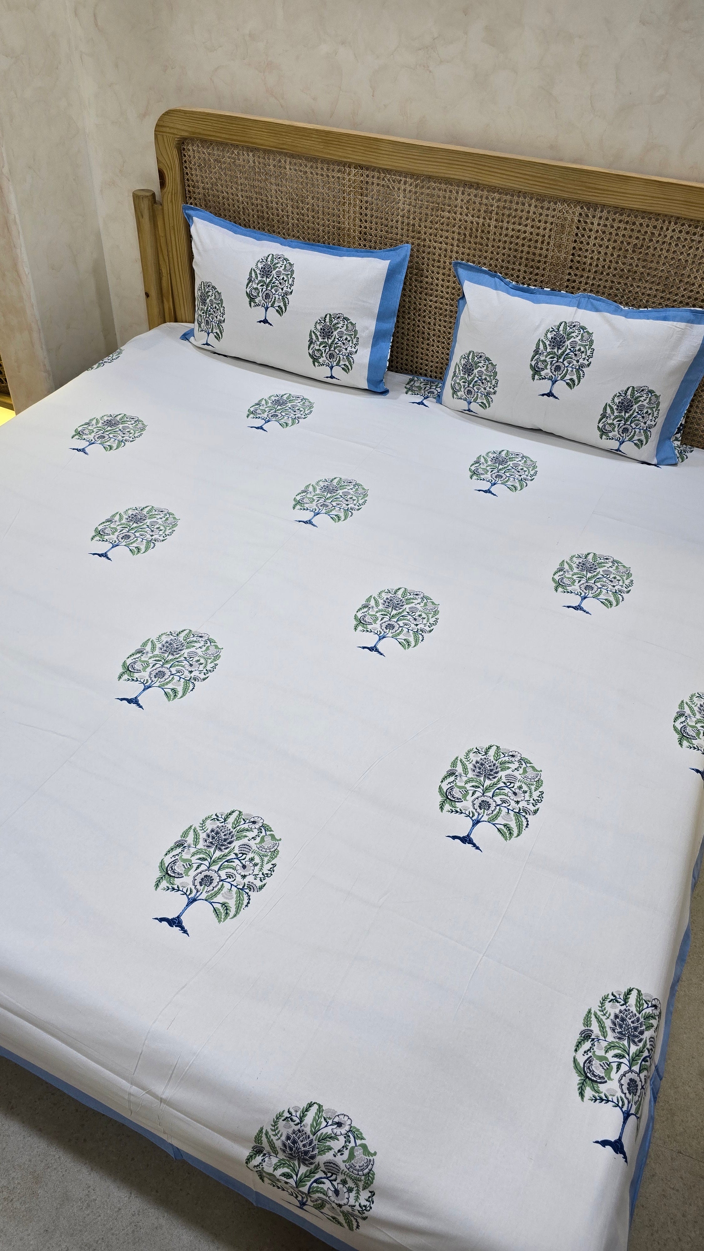 GULZAR BEDSHEET WITH TWO REVERSIBLE PILLOW COVERS