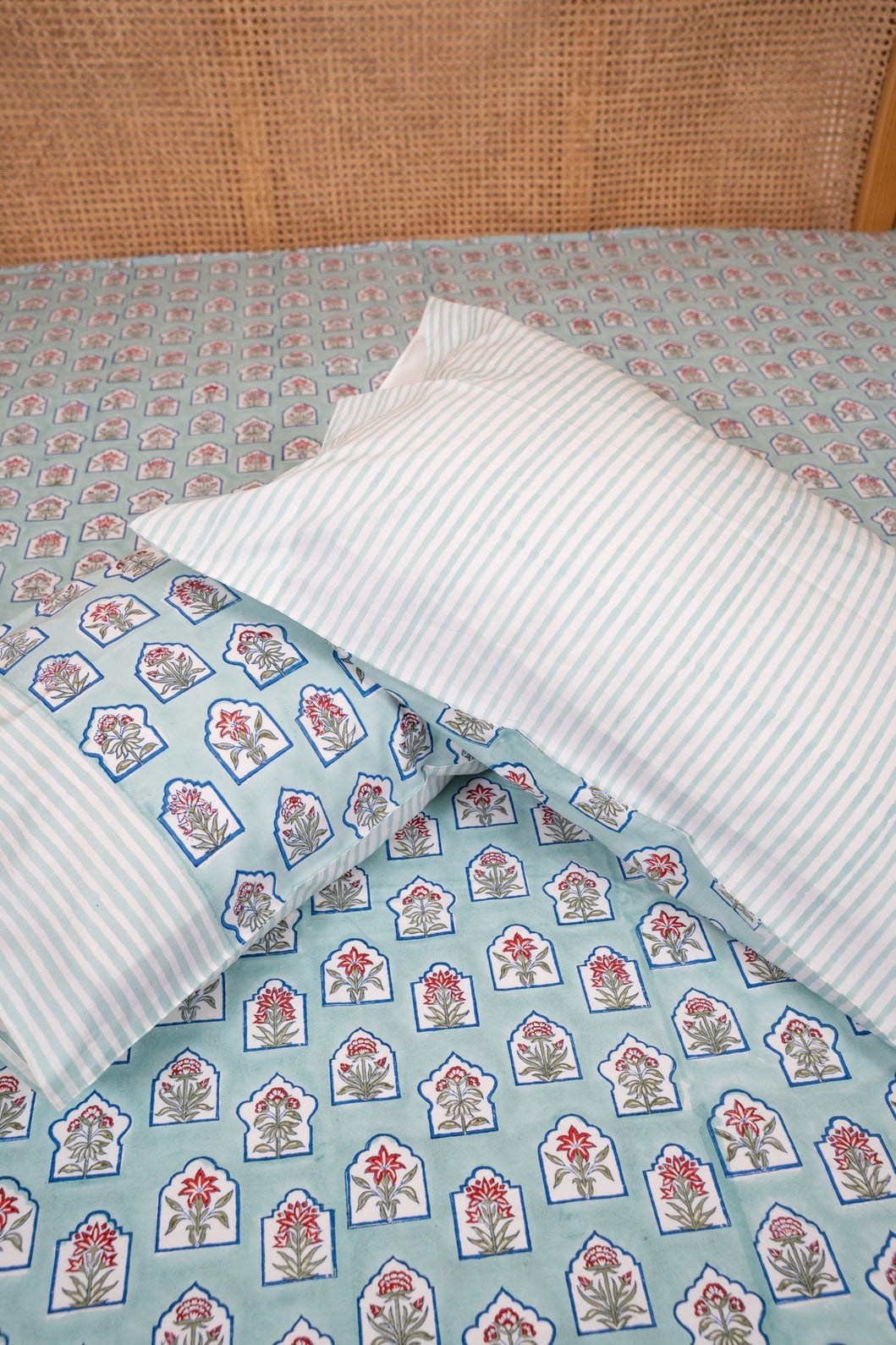 HANDBLOCK PRINTED BEDSHEET WITH TWO REVERSIBLE PILLOW COVERS